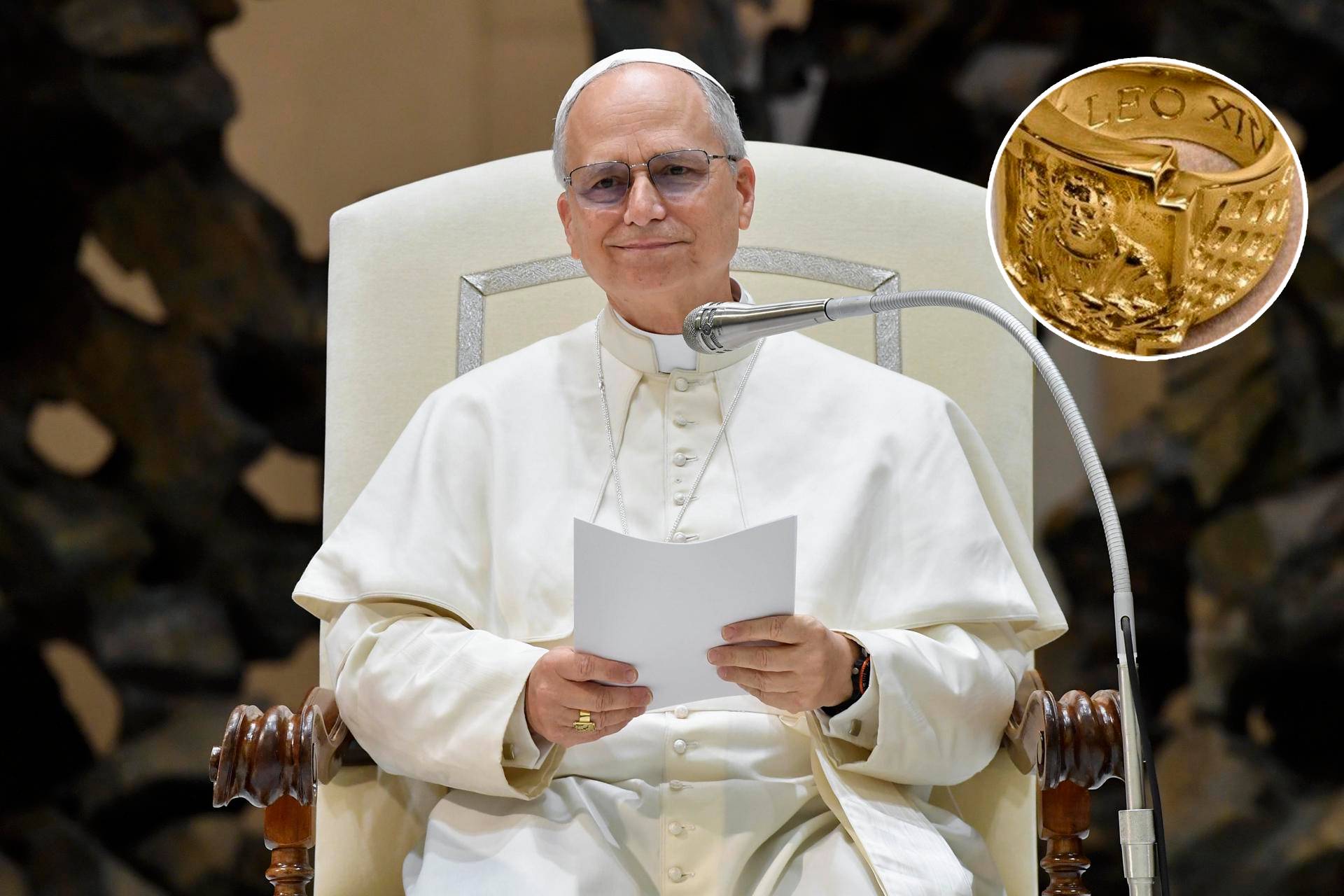 Imagen del anillo del Pescador del papa León XIV, en el que aparece San Pedro con las llaves y la red.