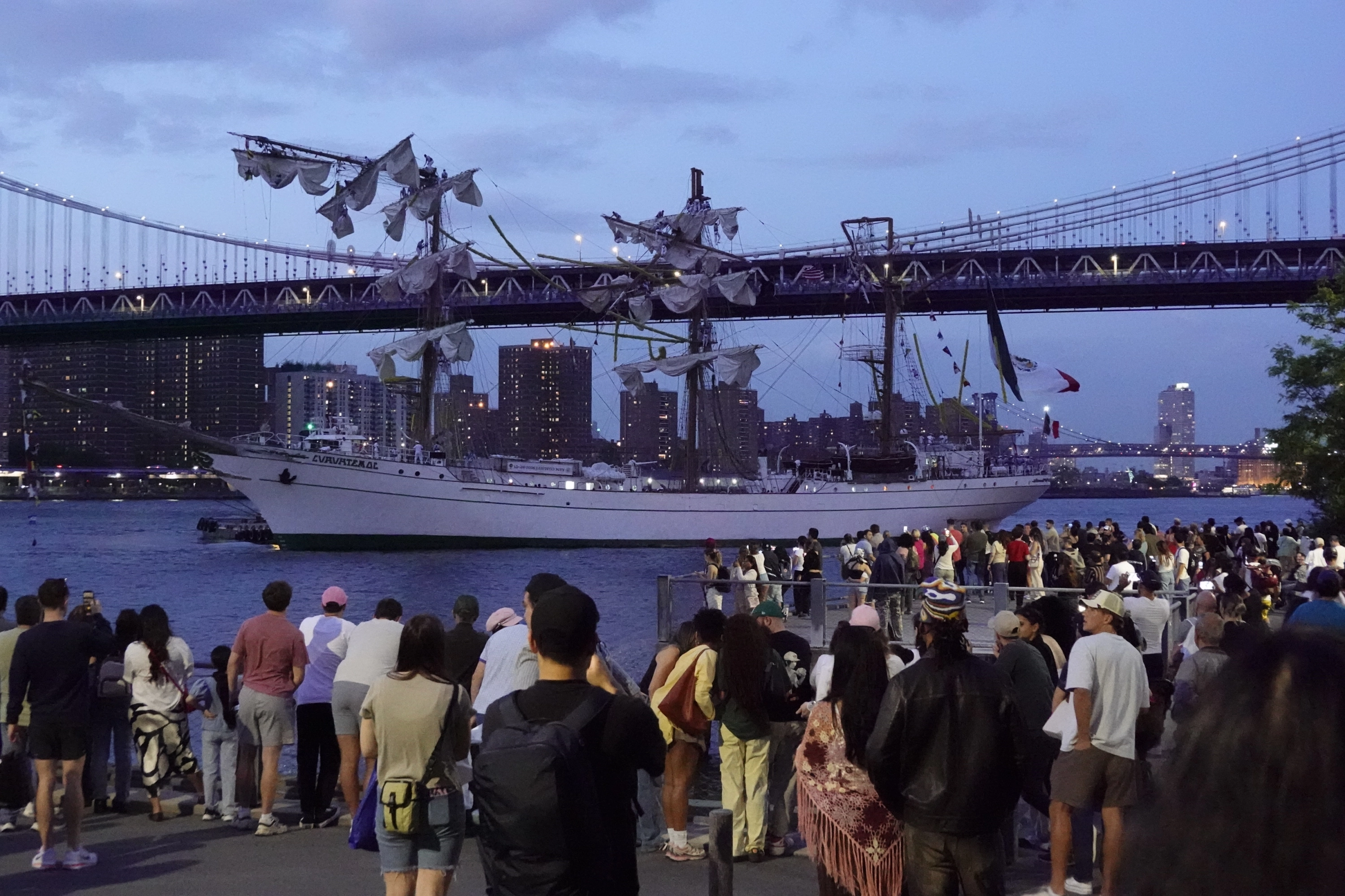 Al menos dos muertos y 20 heridos al chocar un buque escuela mexicano contra el Puente de Brooklyn.