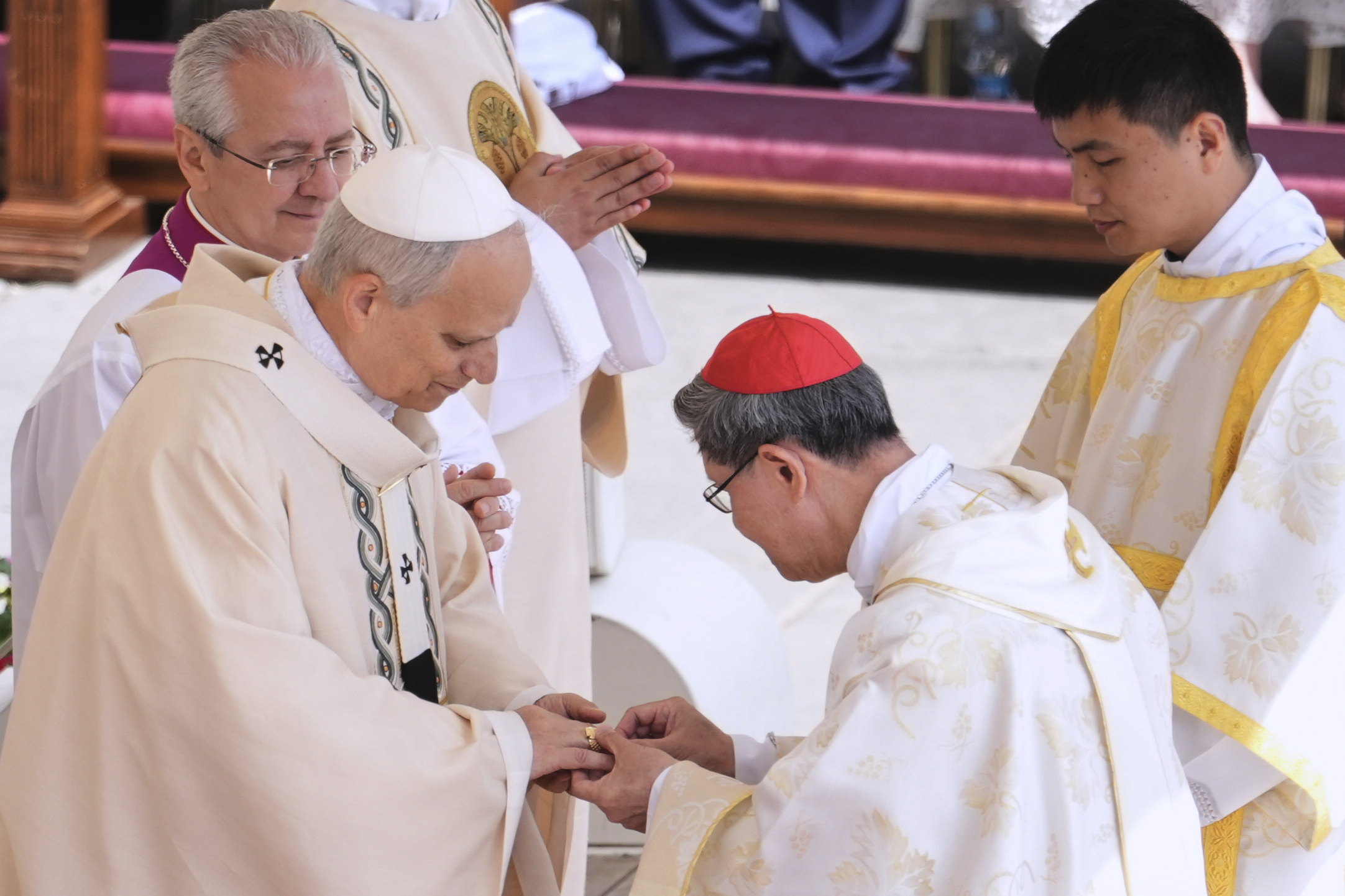 El cardenal Tagle entrega al papa León XIV el anillo del Pescador.
