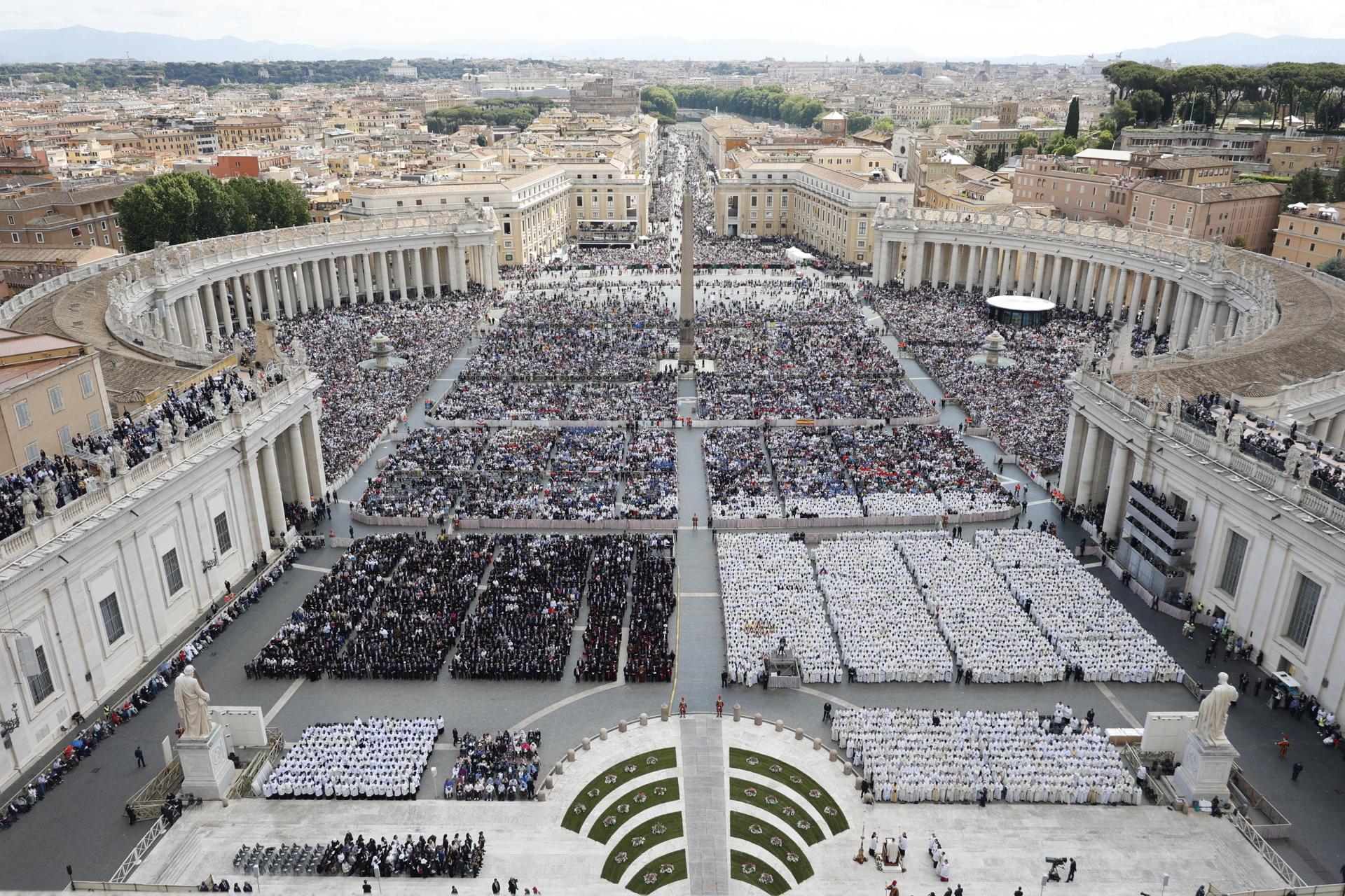 Miles de fieles y delegaciones internacionales asisten en la plaza de San Pedro del Vaticano a la misa de inicio de pontificado de León XIV.