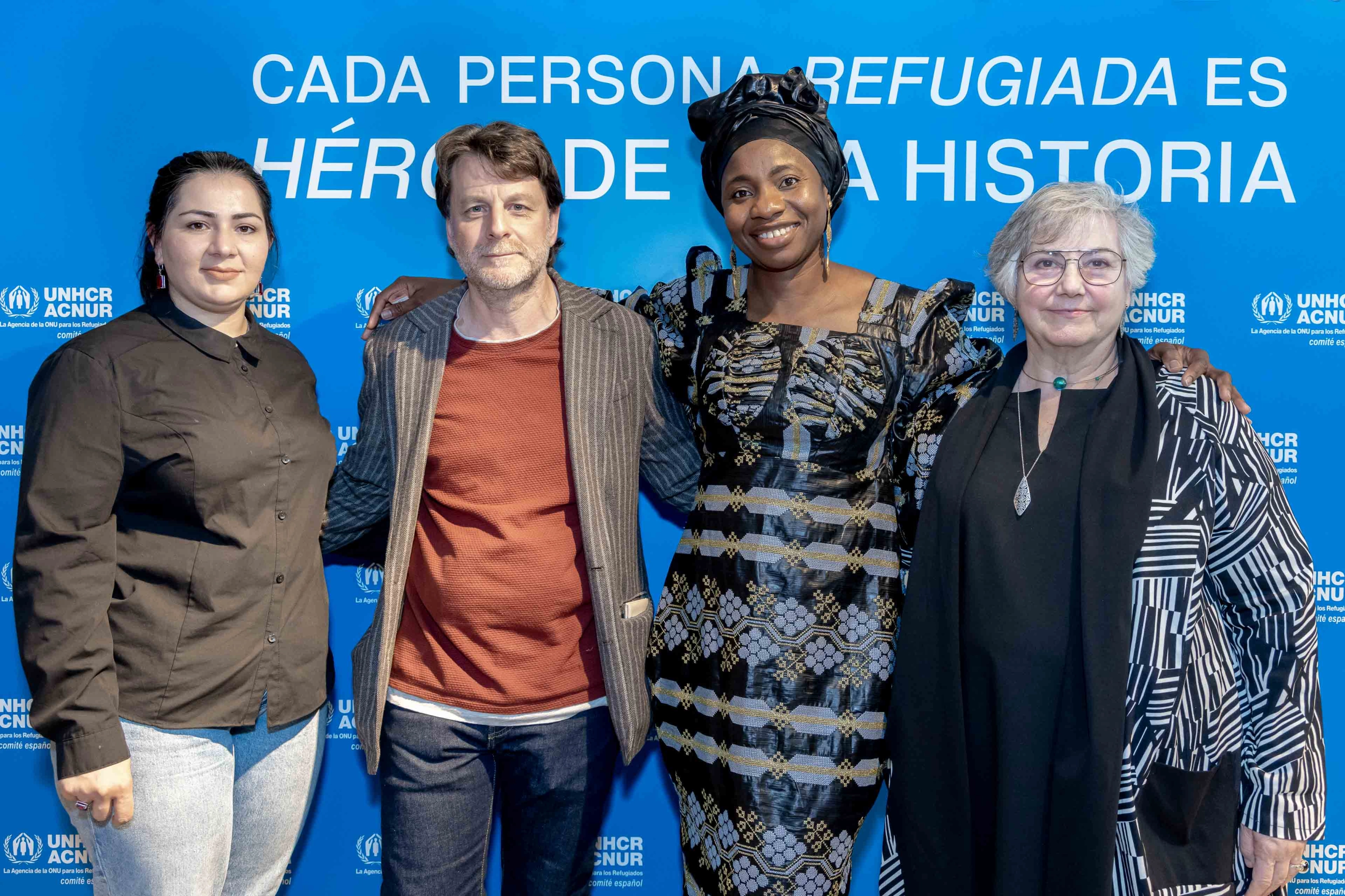 Aminata y Khadija, junto a dos colaboradores de Acnur en sus oficinas de Madrid.