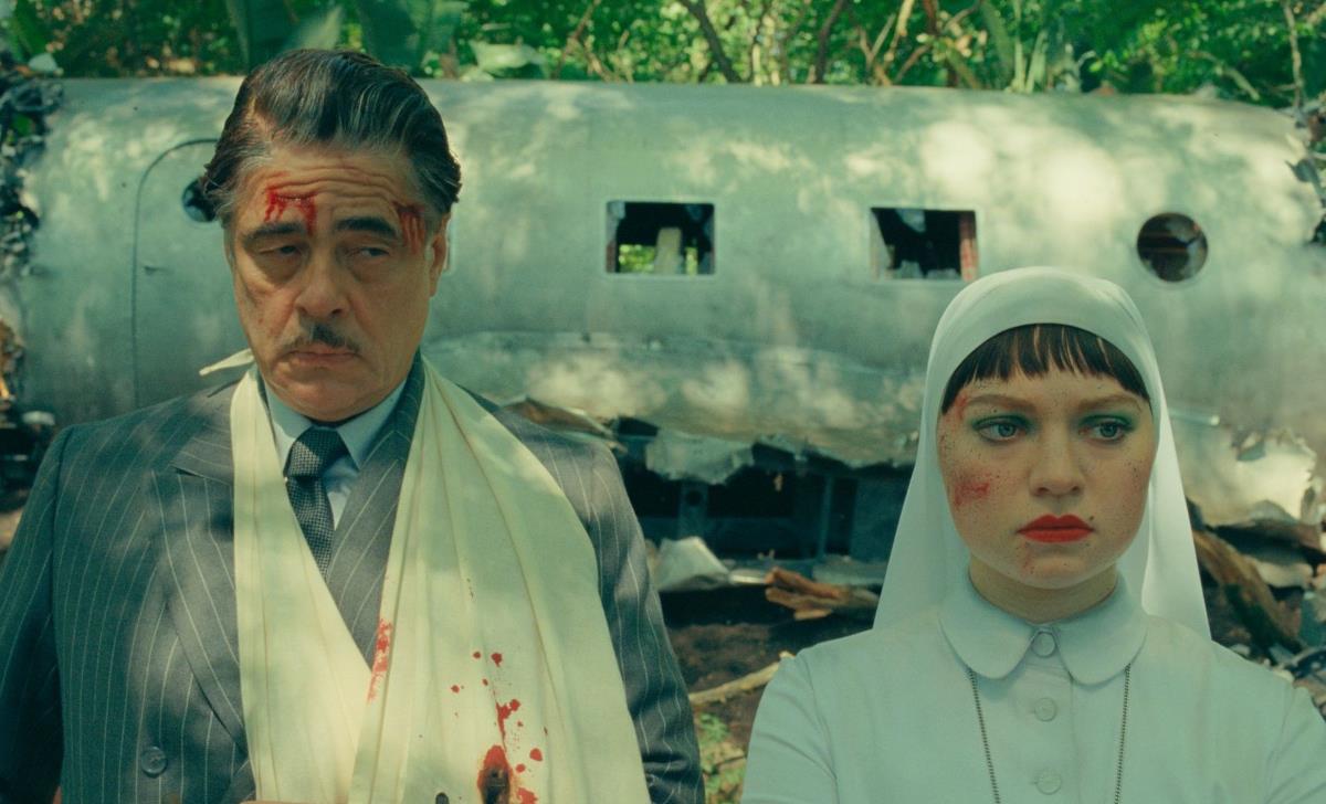 Benicio del Toro and Mia Threapleton in 'The Phoenician plot'