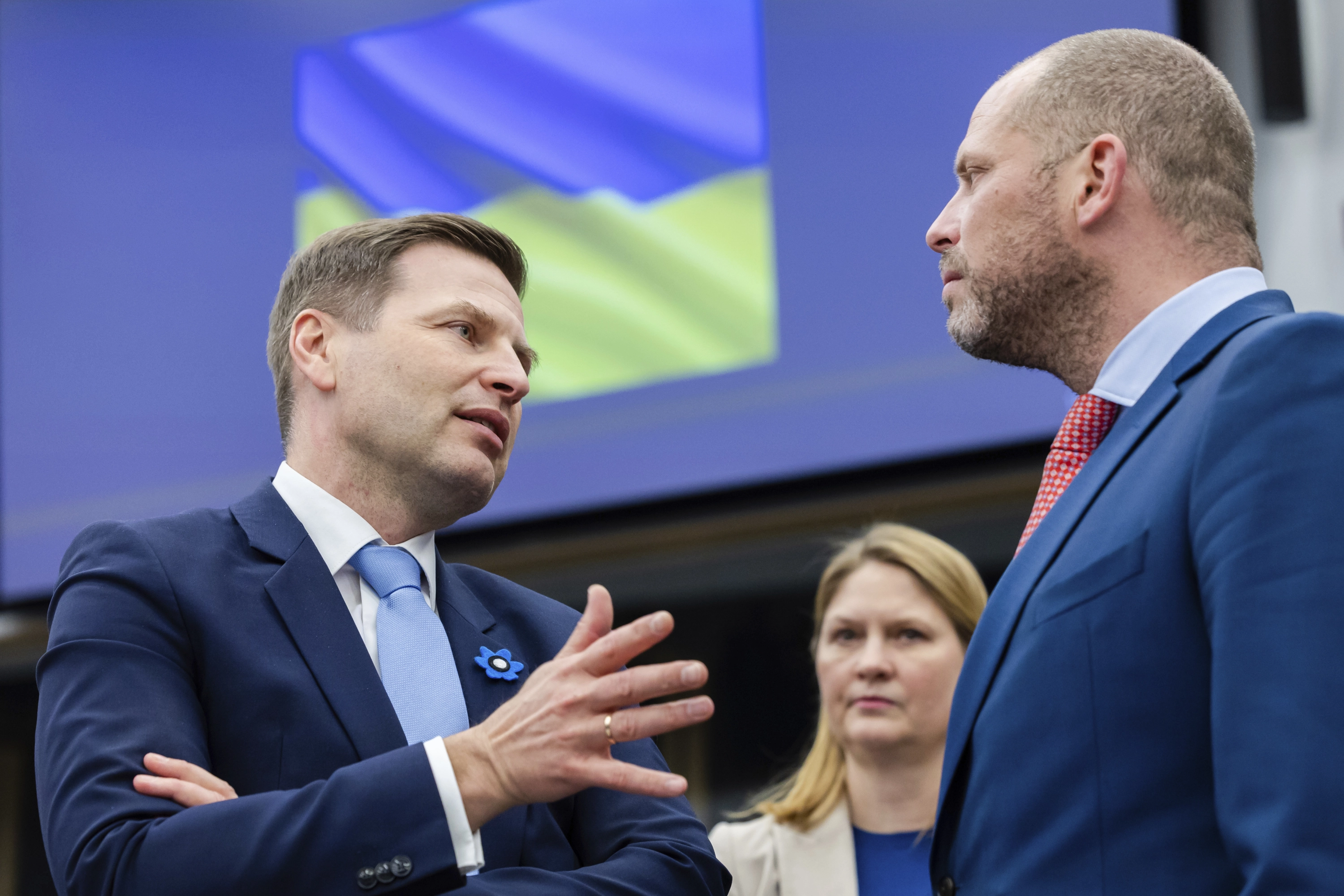El ministro de defensa de Estonia, Hanno Pevkur (izquierda) en una cumbre de la OTAN en Bruselas, junto al ministro de defensa belga, Theo Francken (derecha)