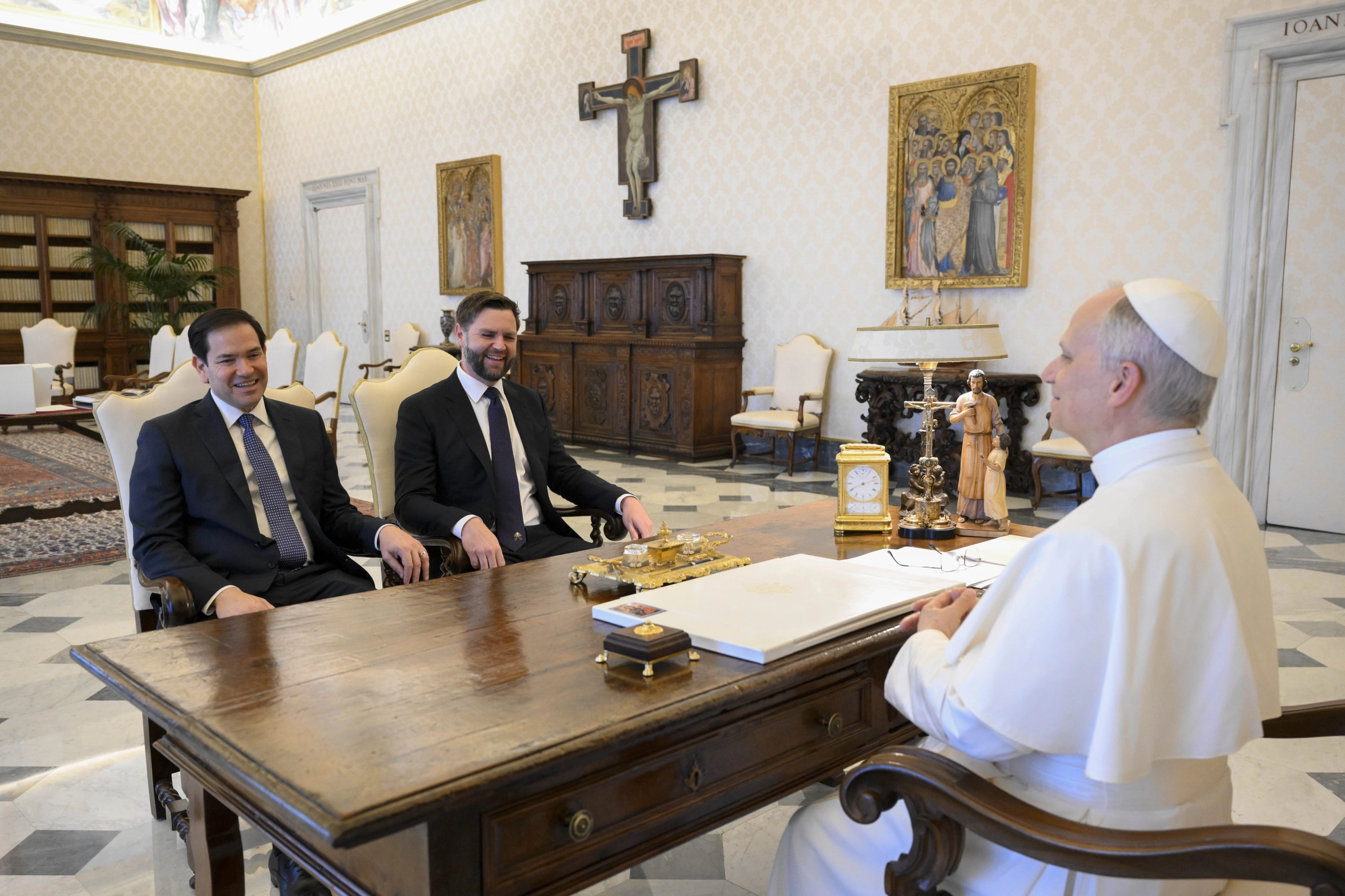 El papa León XIV se reúne con el vicepresidente de EEUU, JD Vance y el secretario de Estado, Marco Rubio (i), este lunes.