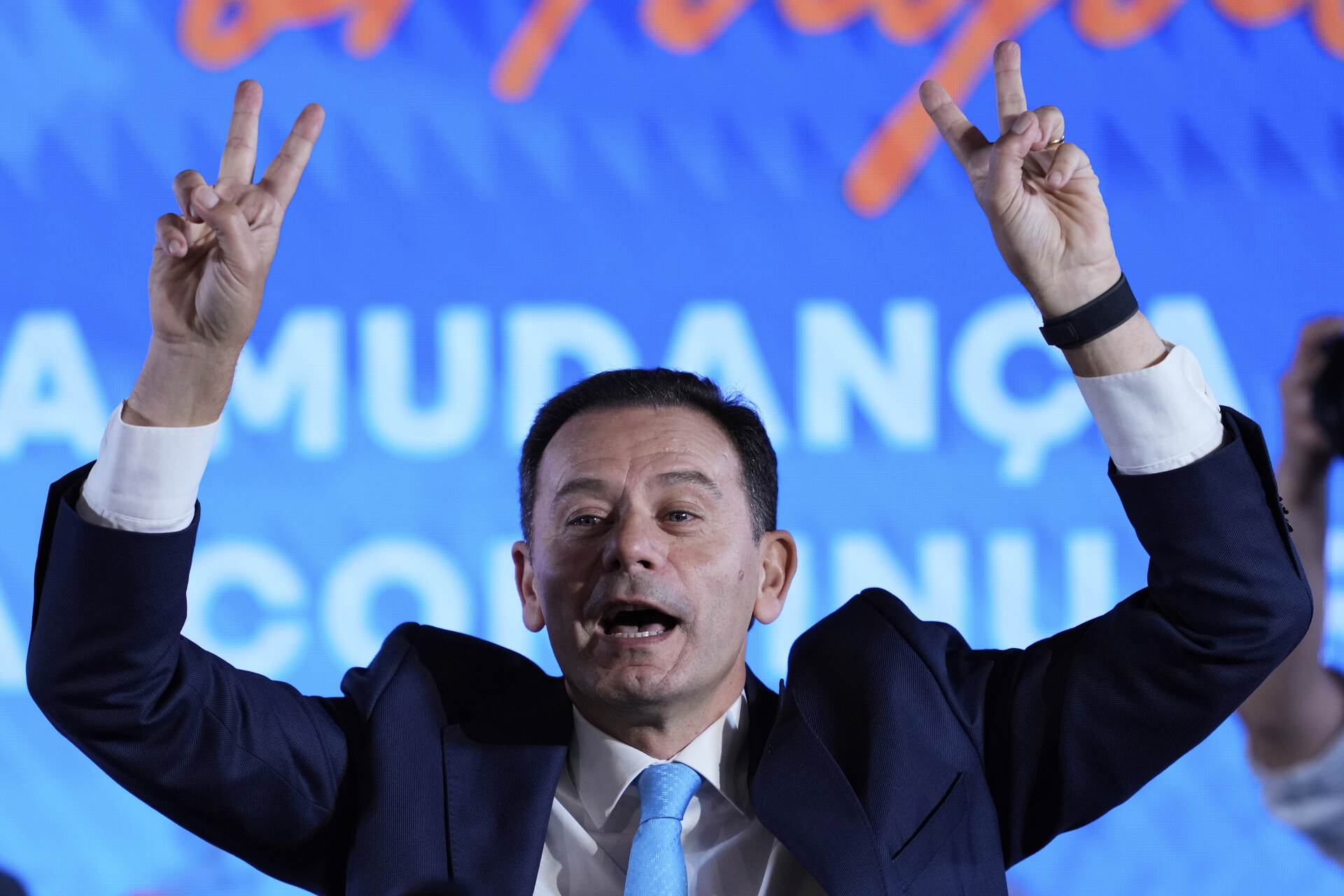 Incumbent Prime Minister and leader of the center-right Social Democratic Party Luis Montenegro gestures while addressing his supporters following Portugal's general election, in Lisbon, Monday, May 19, 2025. (AP Photo/Armando Franca) Associated Press/LaPresse