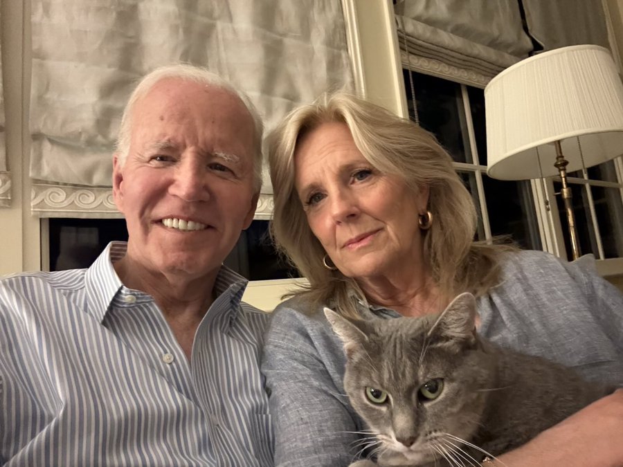 Imagen compartida por Joe Biden junto a su mujer, tras anunciar que padece cáncer, este lunes.
