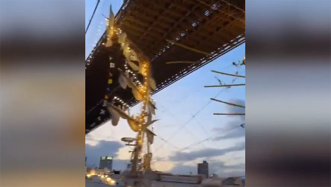 Momento en el que el buque escuela mexicano choca contra el puente de Brooklyn