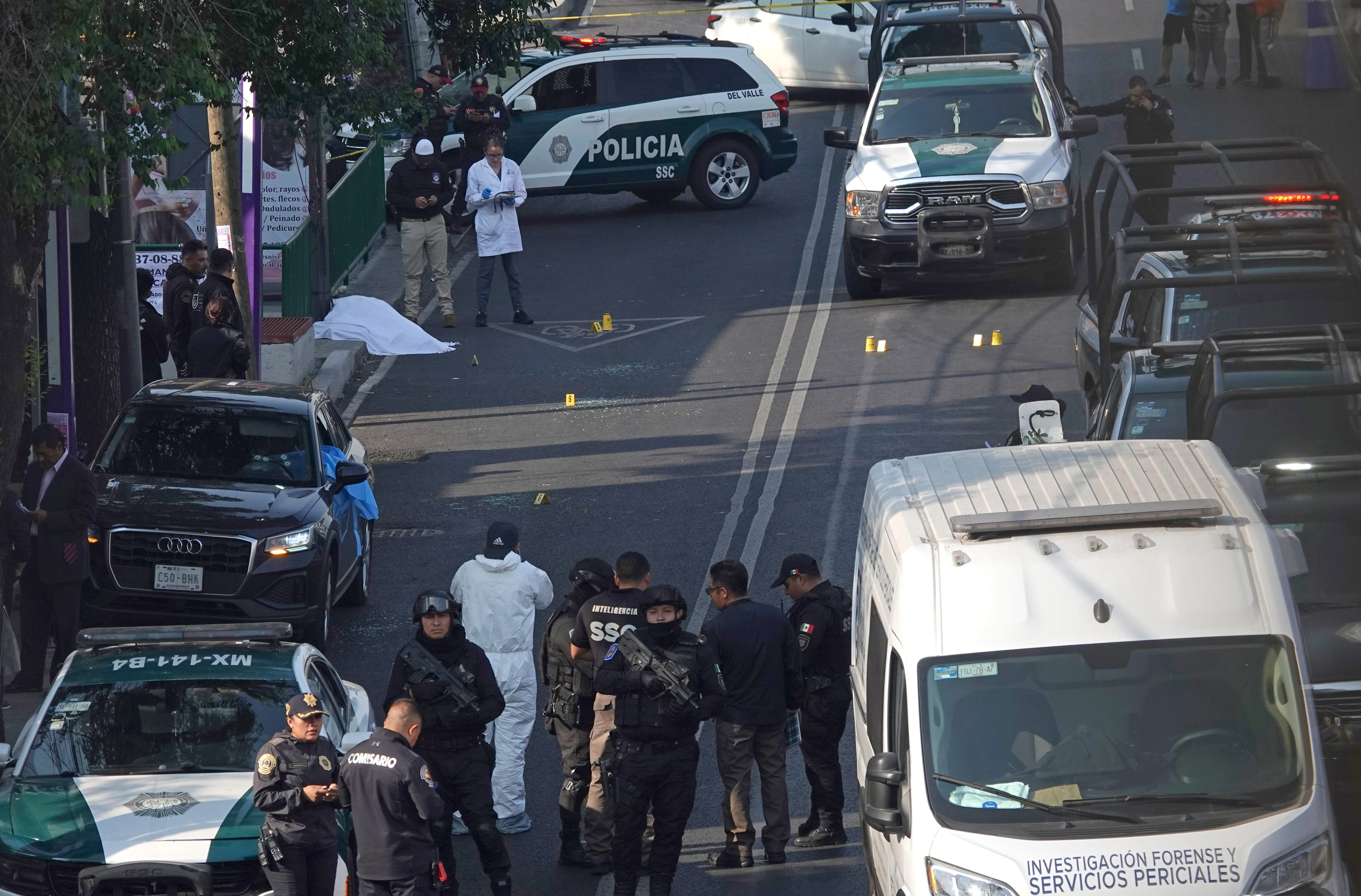 Continúa el trabajo de los peritos forenses en la zona del crimen.