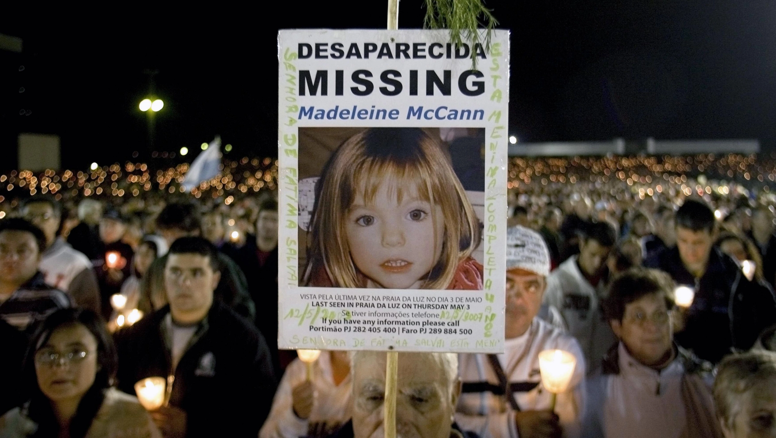 NAC11 - RTRPIX - 00004998 - 20070513 - PORTUGAL-GIRL/ - I - ODD CRIM - A pilgrim holds a portrait of kidnapped British girl Madeleine McCann during a candlelight vigil at the Fatimas holy shrine in central Portugal May 12, 2007. McCann, kidnapped in Portugal, spent her fourth birthday still missing on Saturday, prompting a call from her parents for redoubled efforts to find her. REUTERS/Nacho Doce (PORTUGAL) PORTUGAL-GIRL/ - Fatima - Portugal - NACHO DOCE - ND/tz MADELEINE MCCANN.- NIÑA DESAPARECIDA.- SECUESTRO.- SUCESOS.- PORTUGAL Autor: (20M) REUTERS Fecha: 13/05/2007 Propietario: (20M) REUTERS Id: 2007-211813