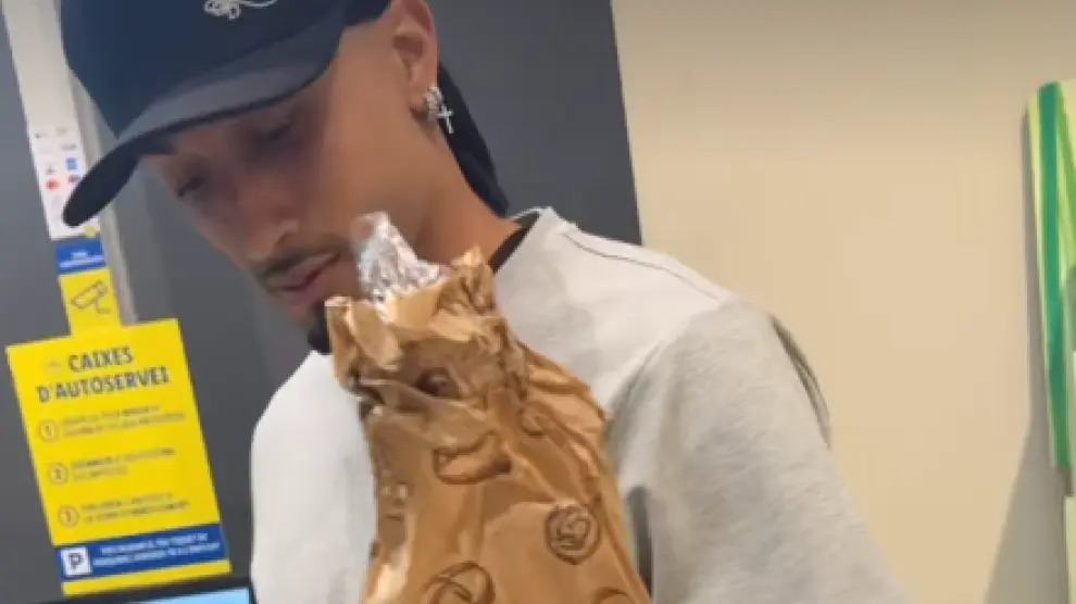 Raphinha, en el supermercado con la barra de pan.