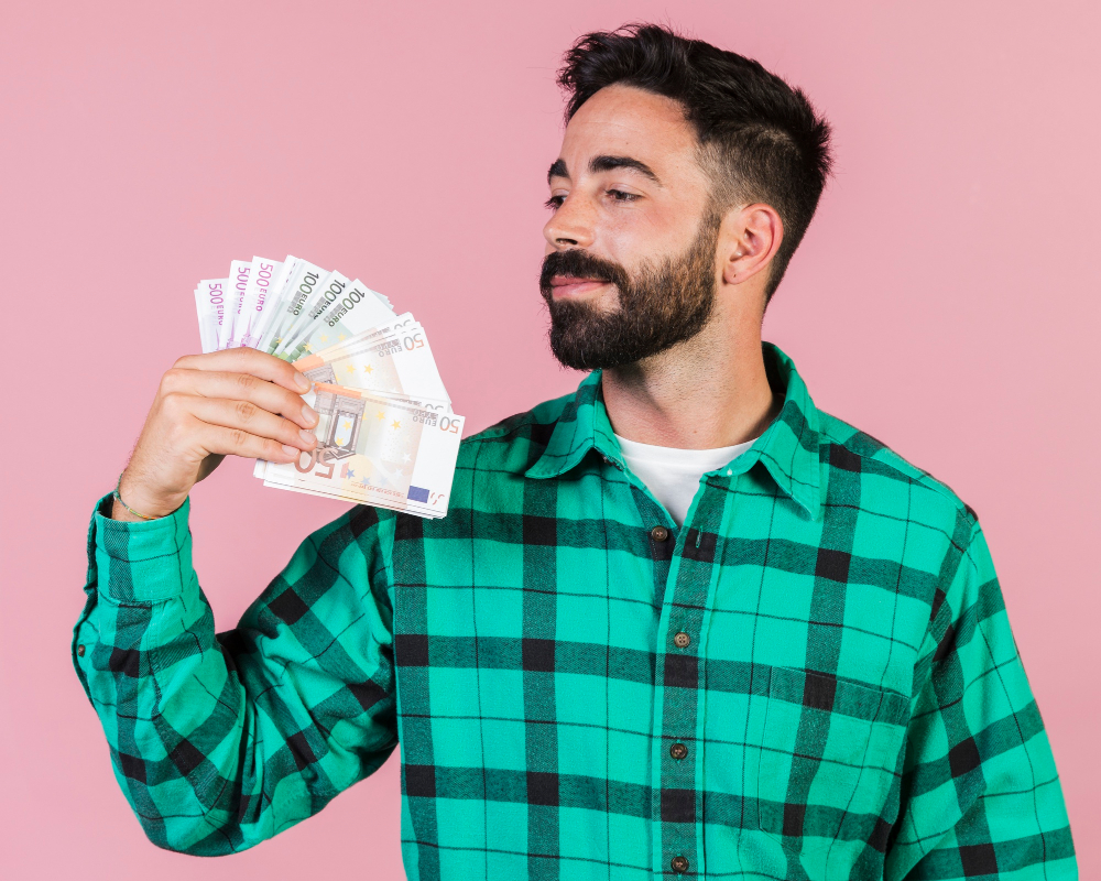 Hombre sujetando dinero