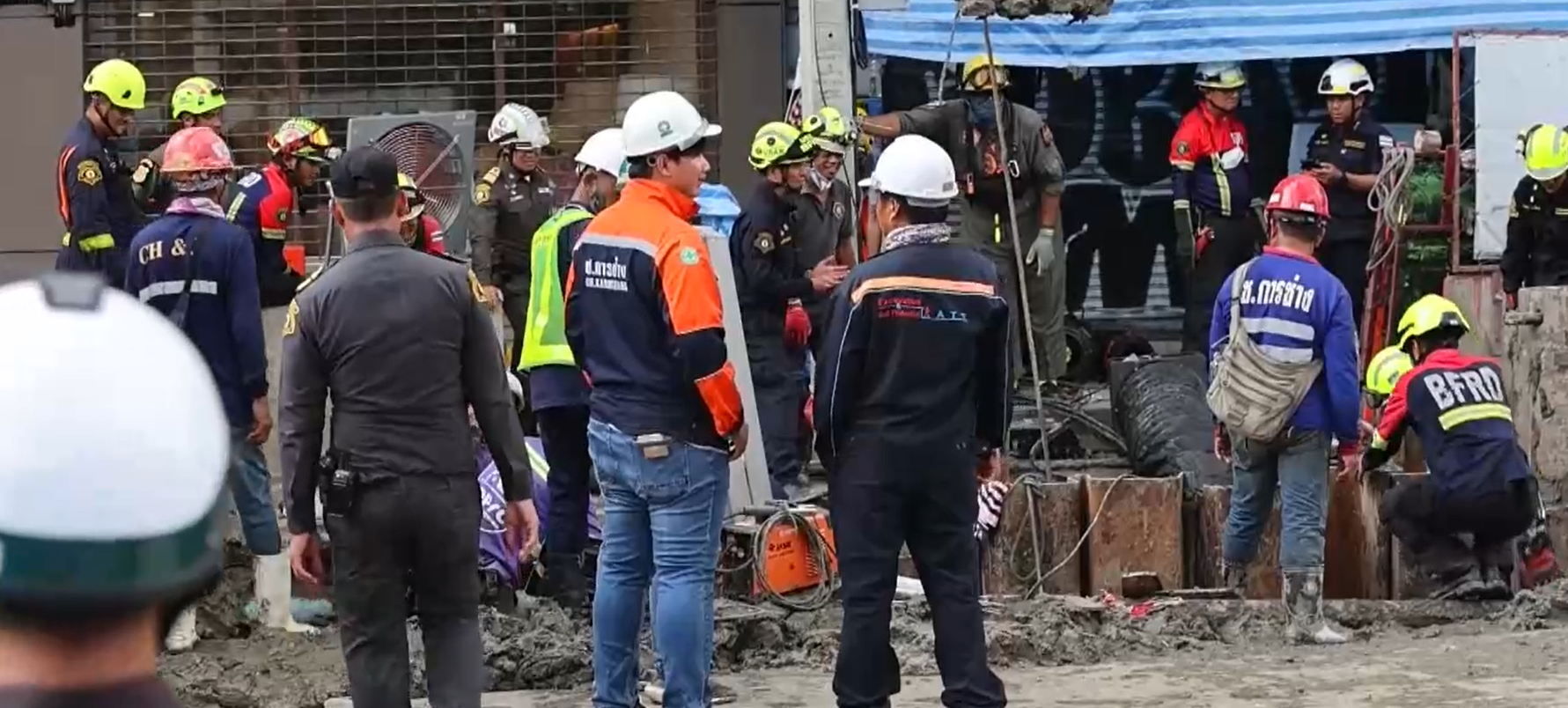 Intentan rescatar en Tailandia a un obrero que cayó en un socavón del metro de Bangkok