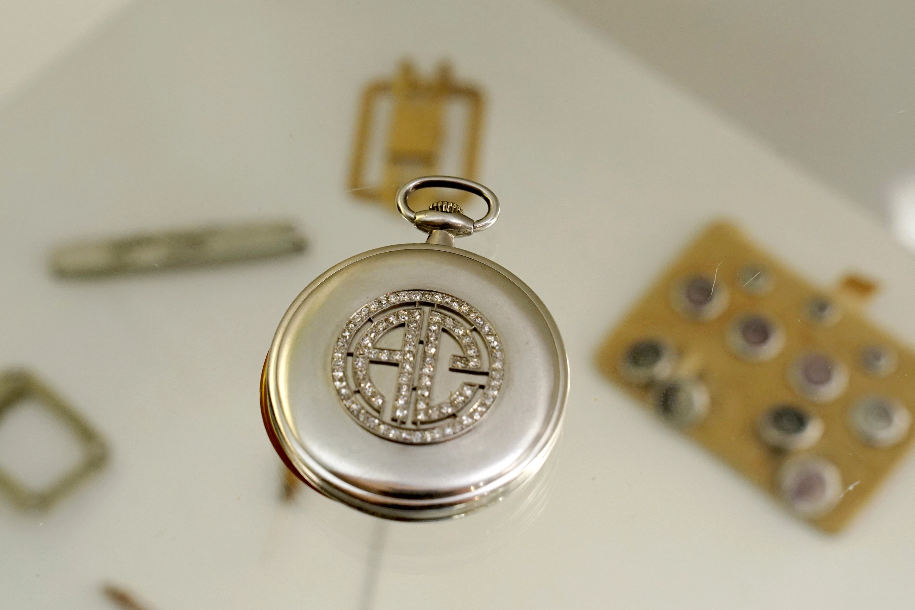 El reloj de bolsillo de Al Capone, fabricado en platino y diamantes, que será subastado.