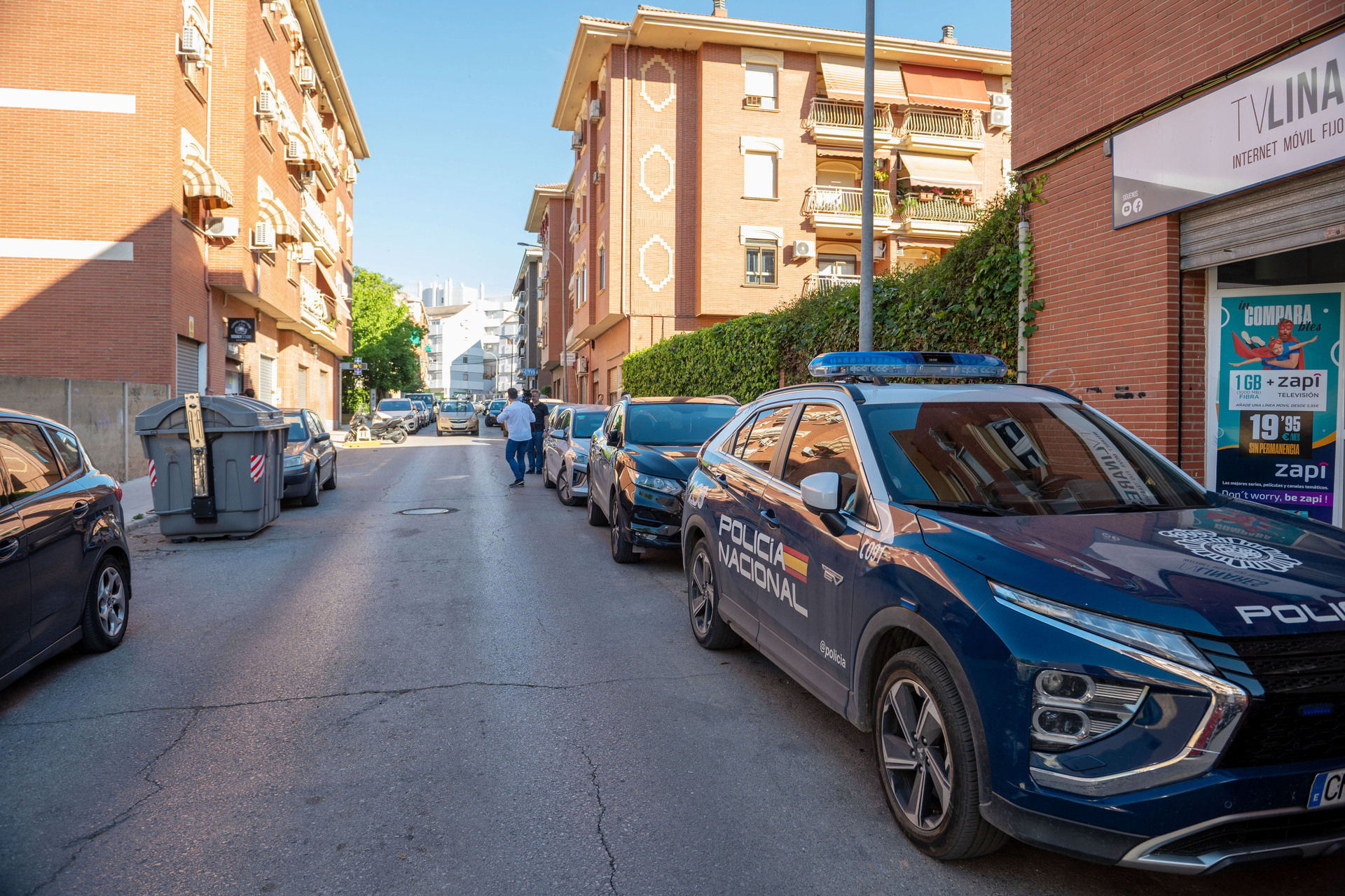 LINARES (JAÉN), 20/05/2025.- Un vehículo policial en las inmediaciones del lugar en el que se ha encontrado al menor fallecido este martes en Linares. La Policía Nacional investiga el hallazgo de un niño de tres años que ha sido hallado muerto este martes en Linares (Jaén) en el interior de un vehículo estacionado en la calle Pintor El Greco. EFE/ José Manuel Pedrosa