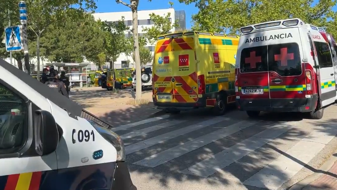 La Policía y los servicios de emergencia en el lugar del tiroteo.