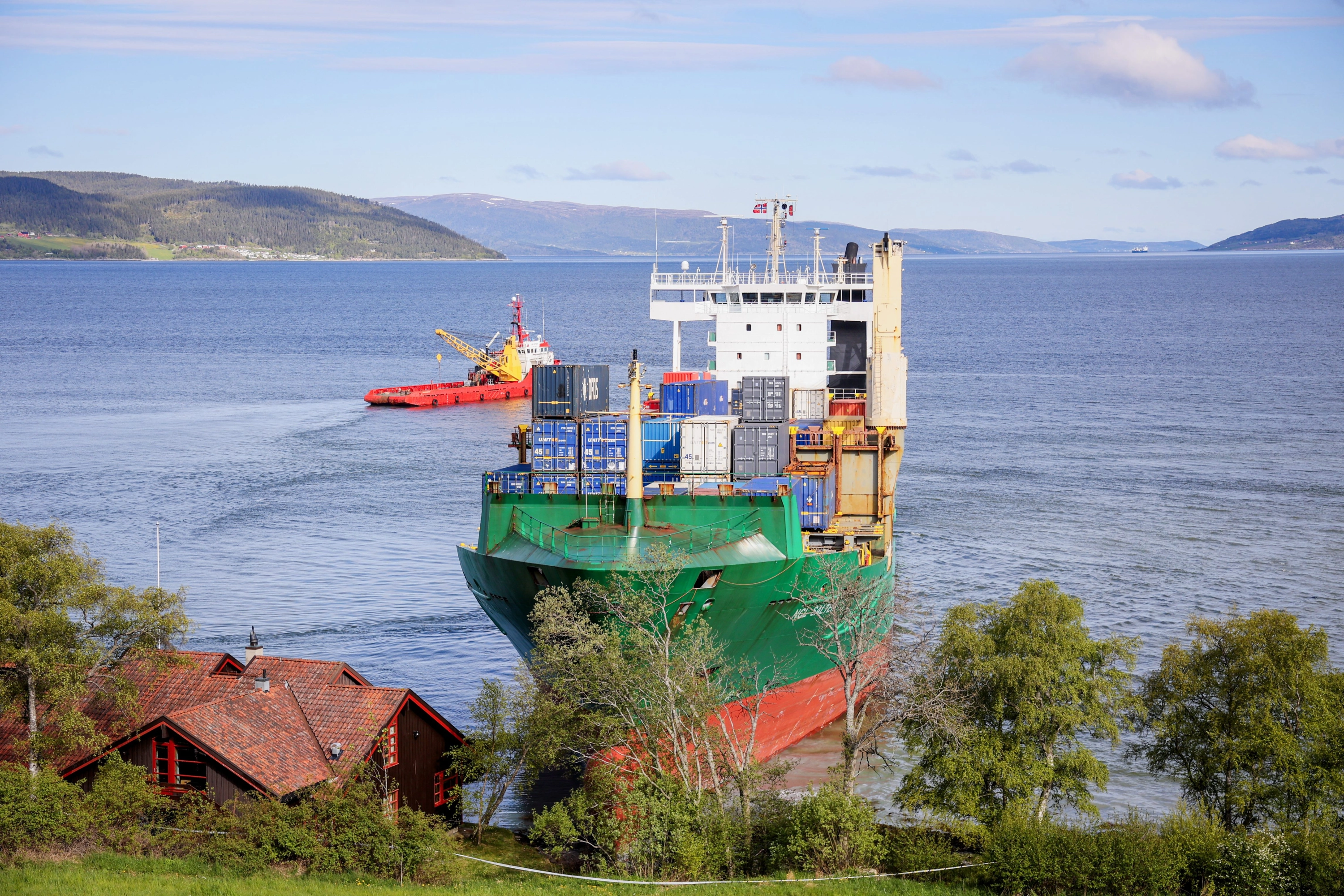 El carguero encalló a escasos cinco metros de la vivienda.