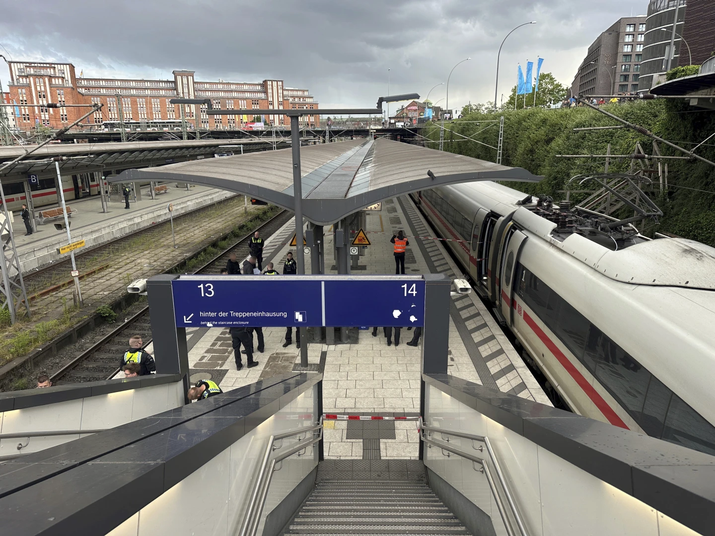 Efectivos de la Policía precintan el lugar de los hechos, en la Estación Central de Hamburgo (Alemania).