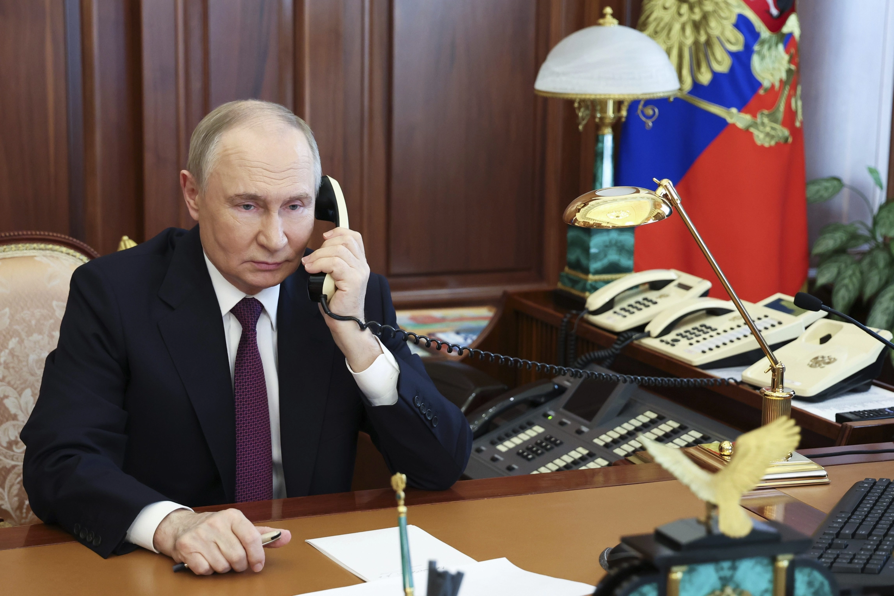 Putin habla por teléfono con Nikolai Volobuyev, jefe del distrito de Belovsky de la región de Kursk.
