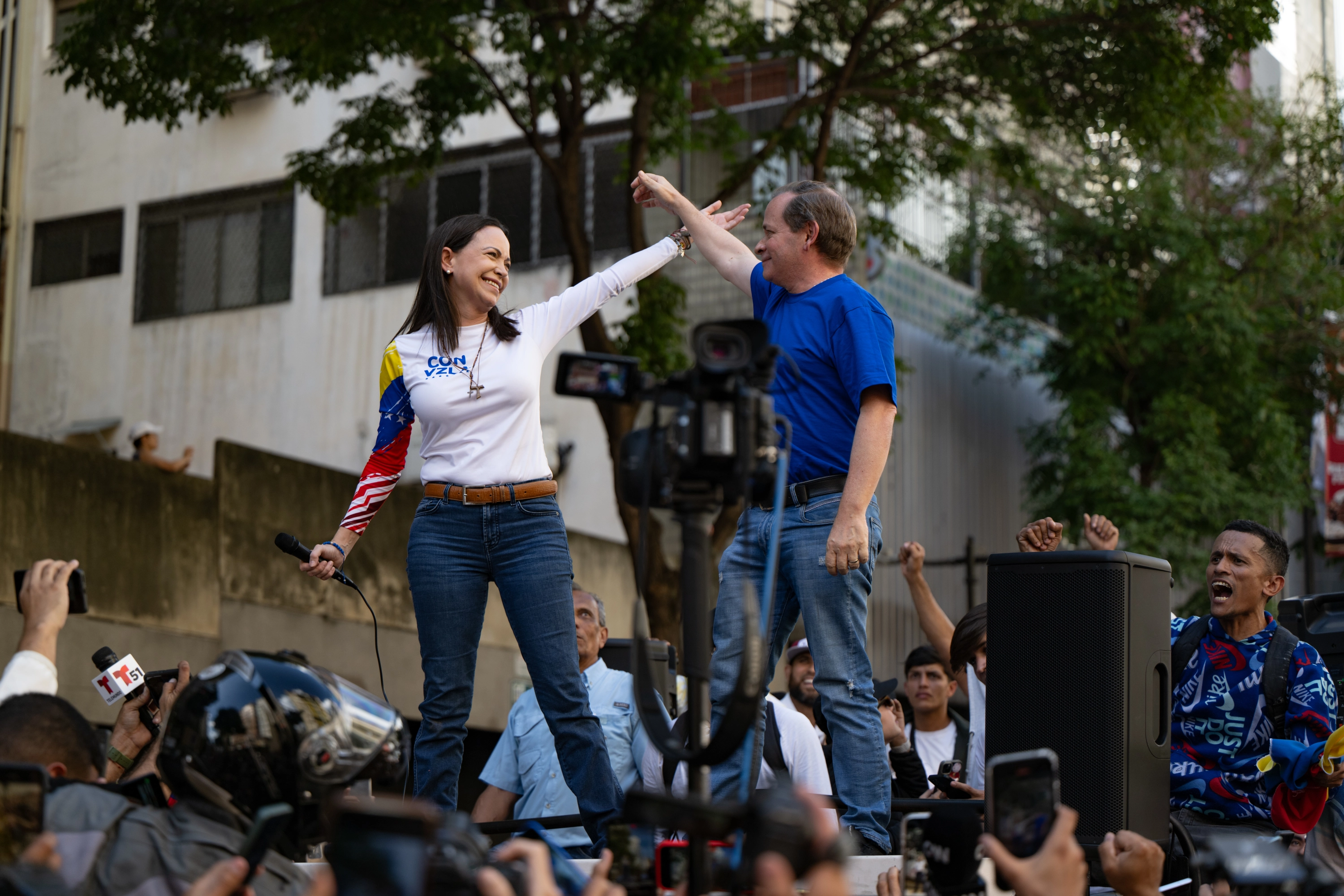 Los opositores María Corina Machado y Juan Pablo Guanipa durante una protesta en Caracas el 9 de enero 2025.