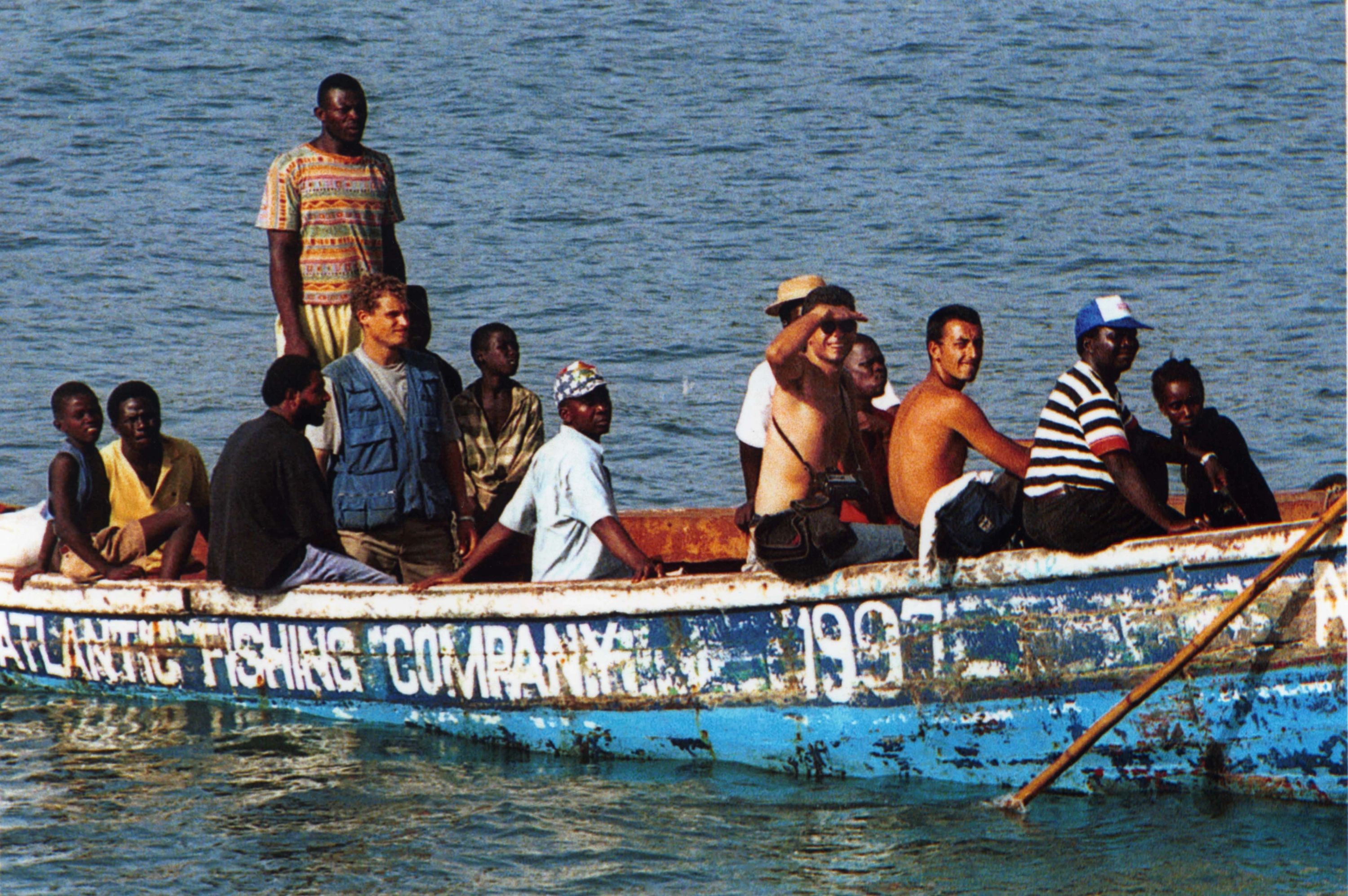 Miguel Gil con Enric Marti en un país africano.