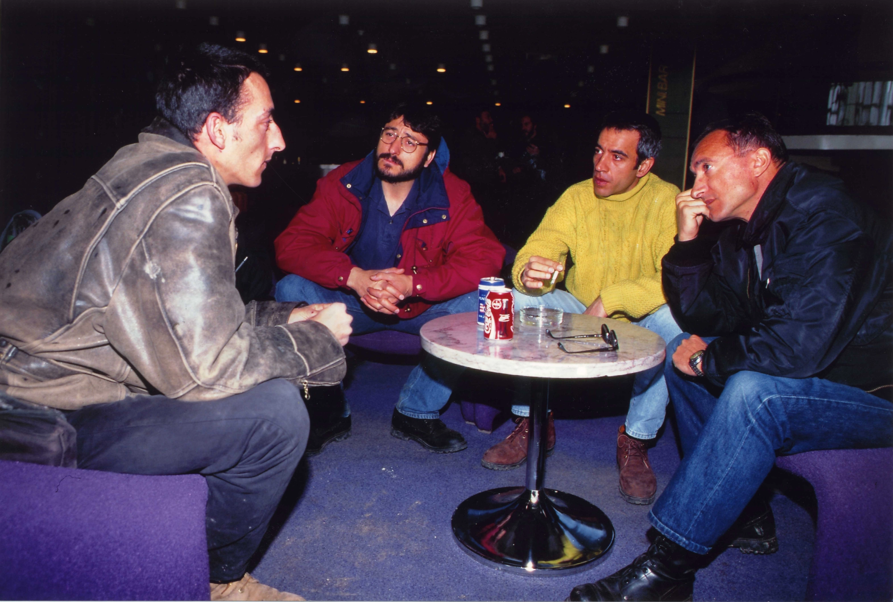 Miguel Gil en Sarajevo con los actores Carmelo Gómez, Imanol Arias y el escritor Arturo Pérez Reverte en marzo de 1996.