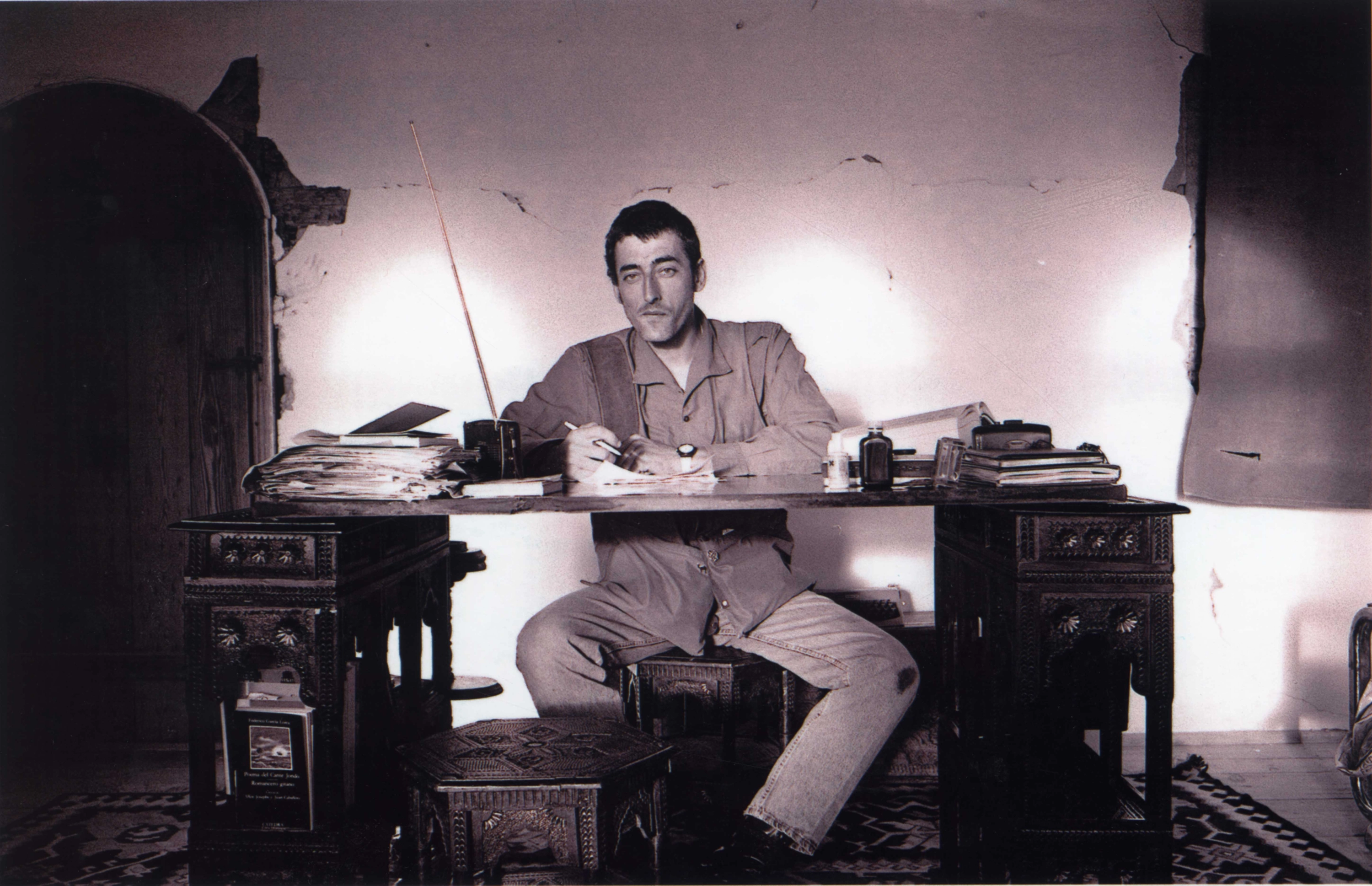 Miguel Gil escribiendo en Mostar (Bosnia-Herzegovina) en 1993 al inicio de su carrera periodística.