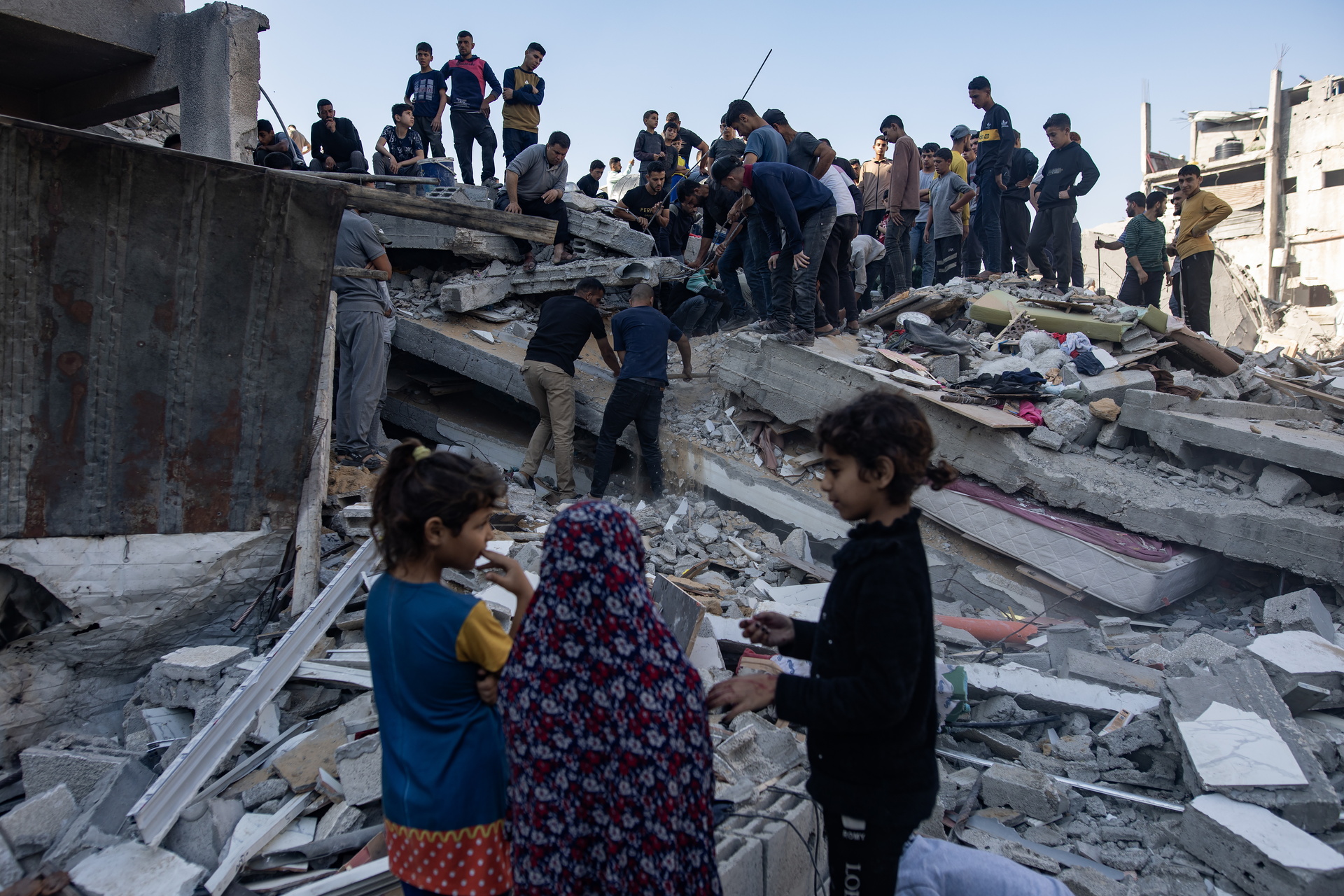 Jabalia (---), 23/05/2025.- Palestinians search for the bodies of missing persons under the rubble of the Dardina family building, after it was hit by an Israeli airstrike in Jabalia, northern Gaza Strip, 23 May 2025, which killed more than 50 people. More than 53,700 Palestinians have been killed in the Gaza Strip, according to the Palestinian Ministry of Health, since Israel launched a military campaign in the strip in response to a cross-border attack led by the Palestinian militant group Hamas on 07 October 2023, in which about 1,200 Israelis were killed and more than 250 taken hostage. EFE/EPA/HAITHAM IMAD