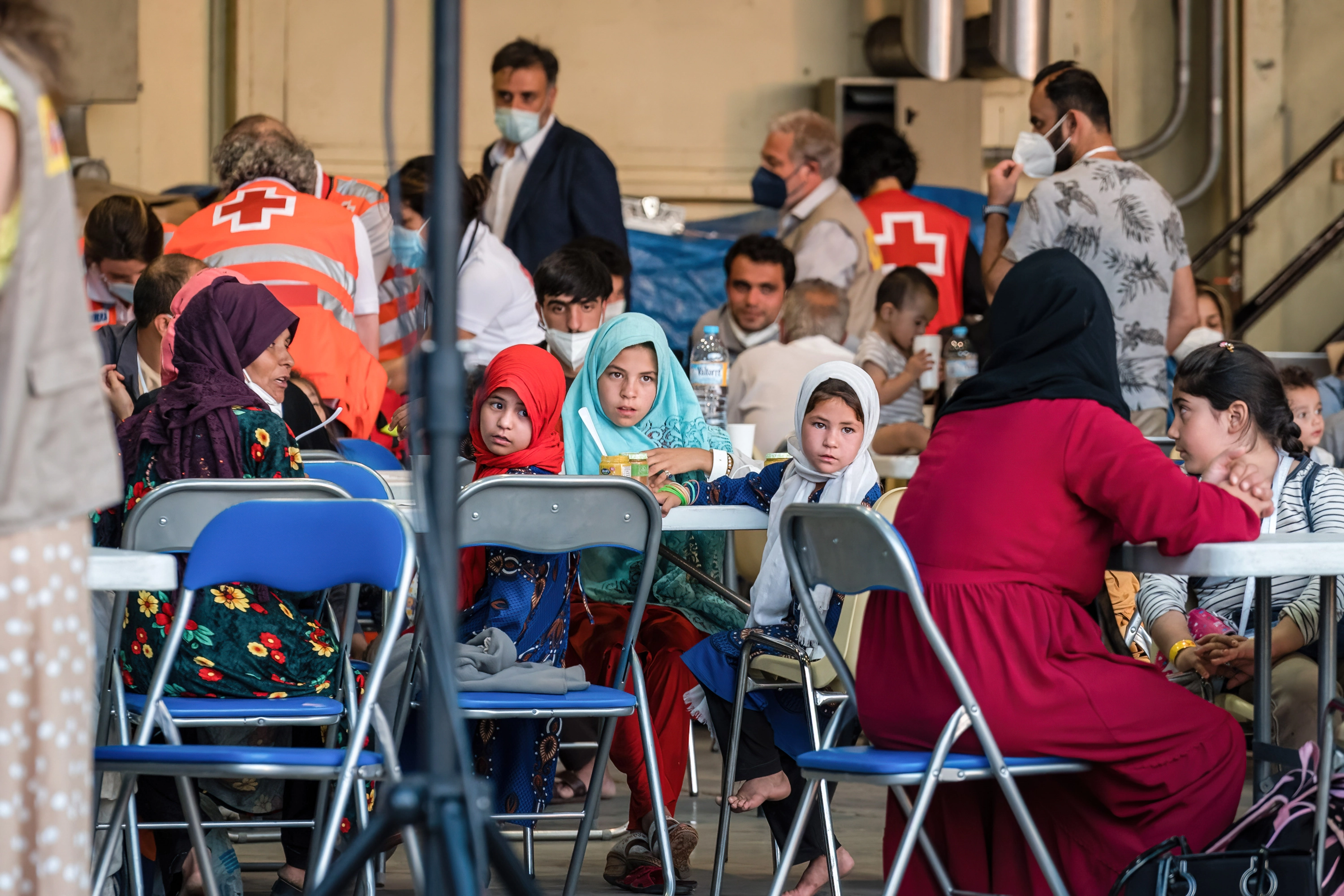Refugiados afganos son atendidos por la Cruz Roja a su llegada a España en agosto de 2021