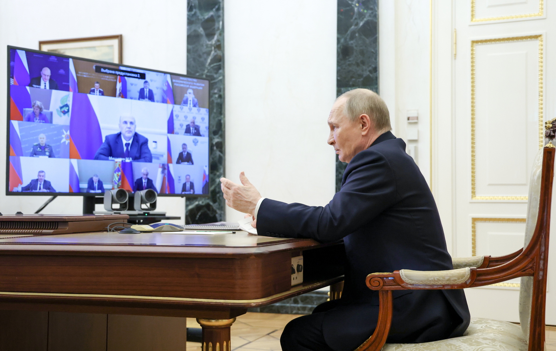 Putin se reúne con miembros de su gobierno y de las fuerzas armadas por videoconferencia.