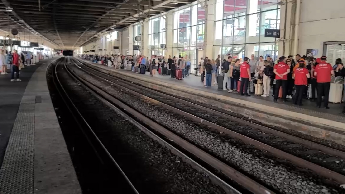Estación de Cannes sin trenes en las vías por el apagón.
