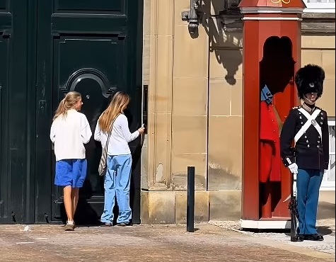 Pillan a la princesa de Dinamarca llamando a un timbre para entrar a palacio: "Como una adolescente normal".