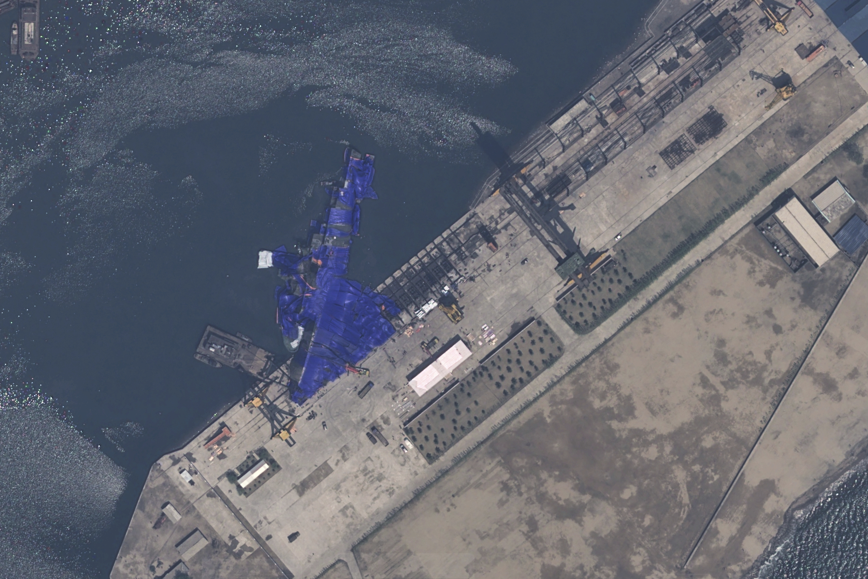 Una lona azul cubre el navío tras el incidente.