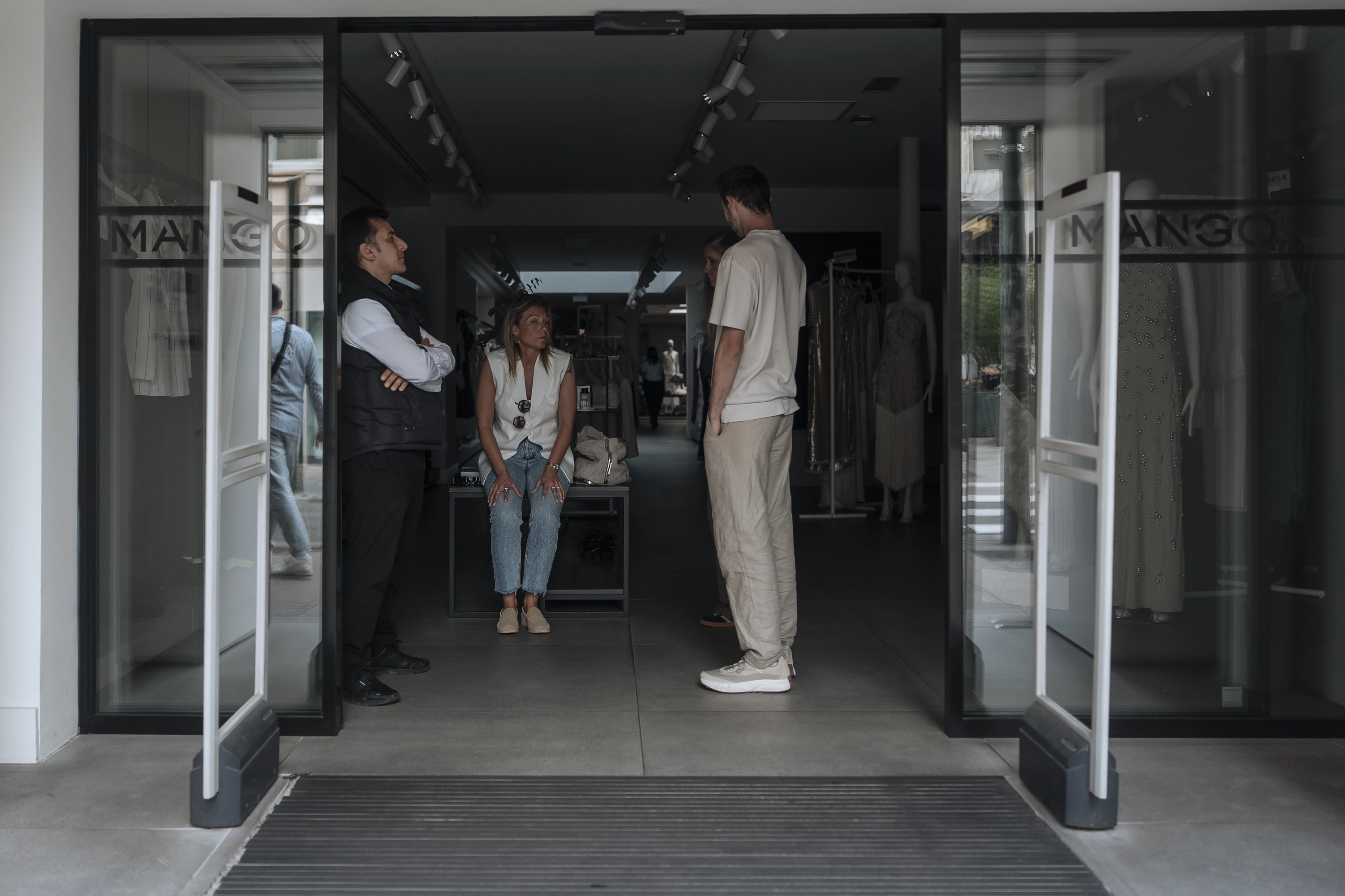 Empleados de un comercio aguardan durante un apagón de electricidad en Cannes, al suresde Francia, este sábado.