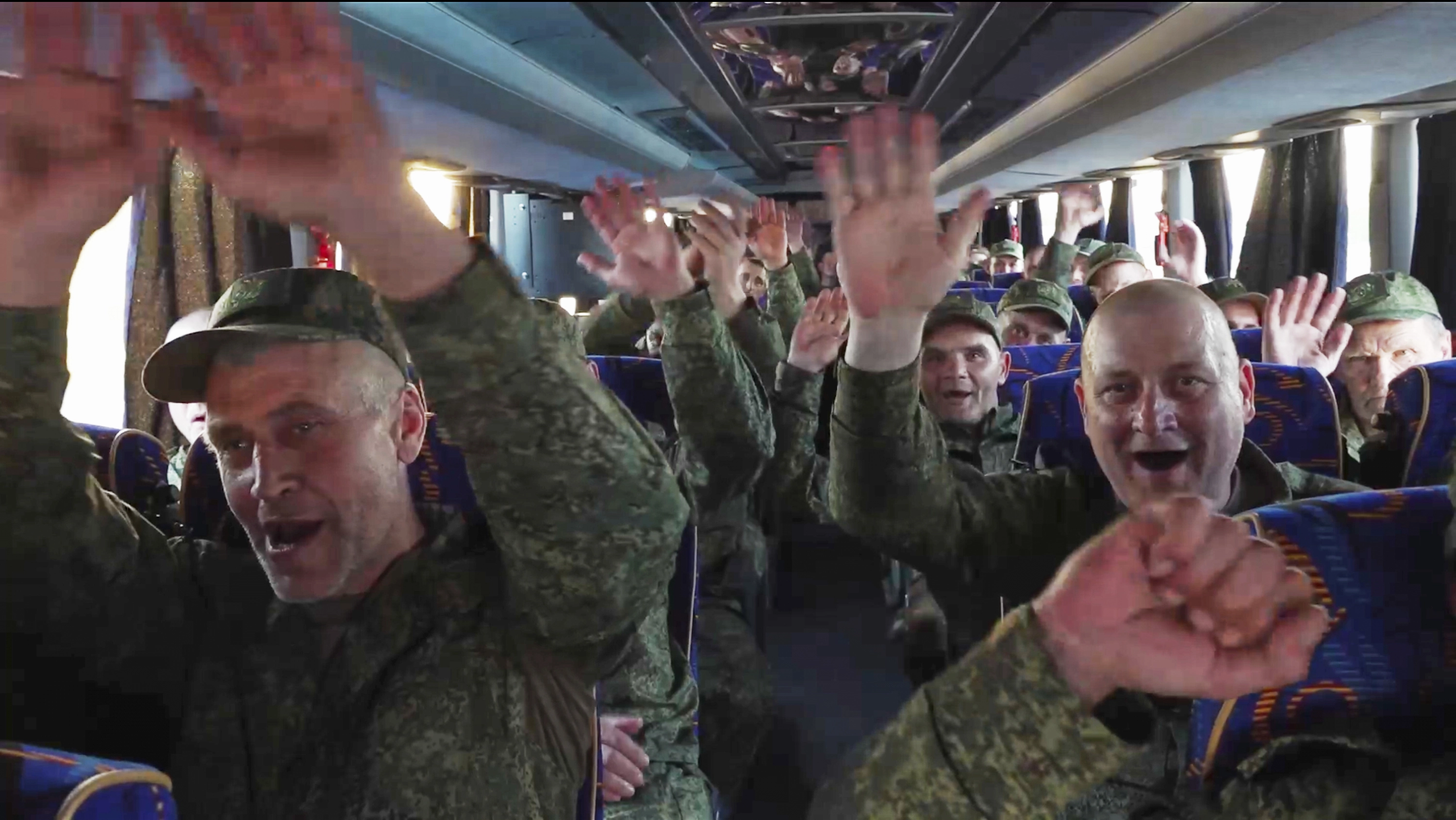 Militares Rusos Celebran Su Llegar A Su País Tras El Intercambio de Prisioneros Con Ucrania.