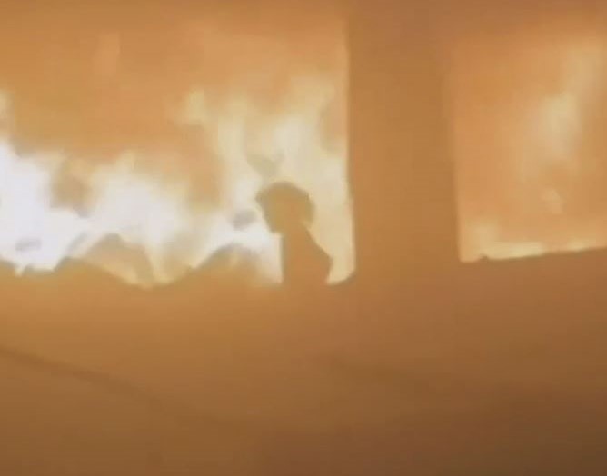 El vídeo de la niña gazatí que sobrevivió entre las llamas al ataque israelí que mató a sus seis hermanos y a su madre.