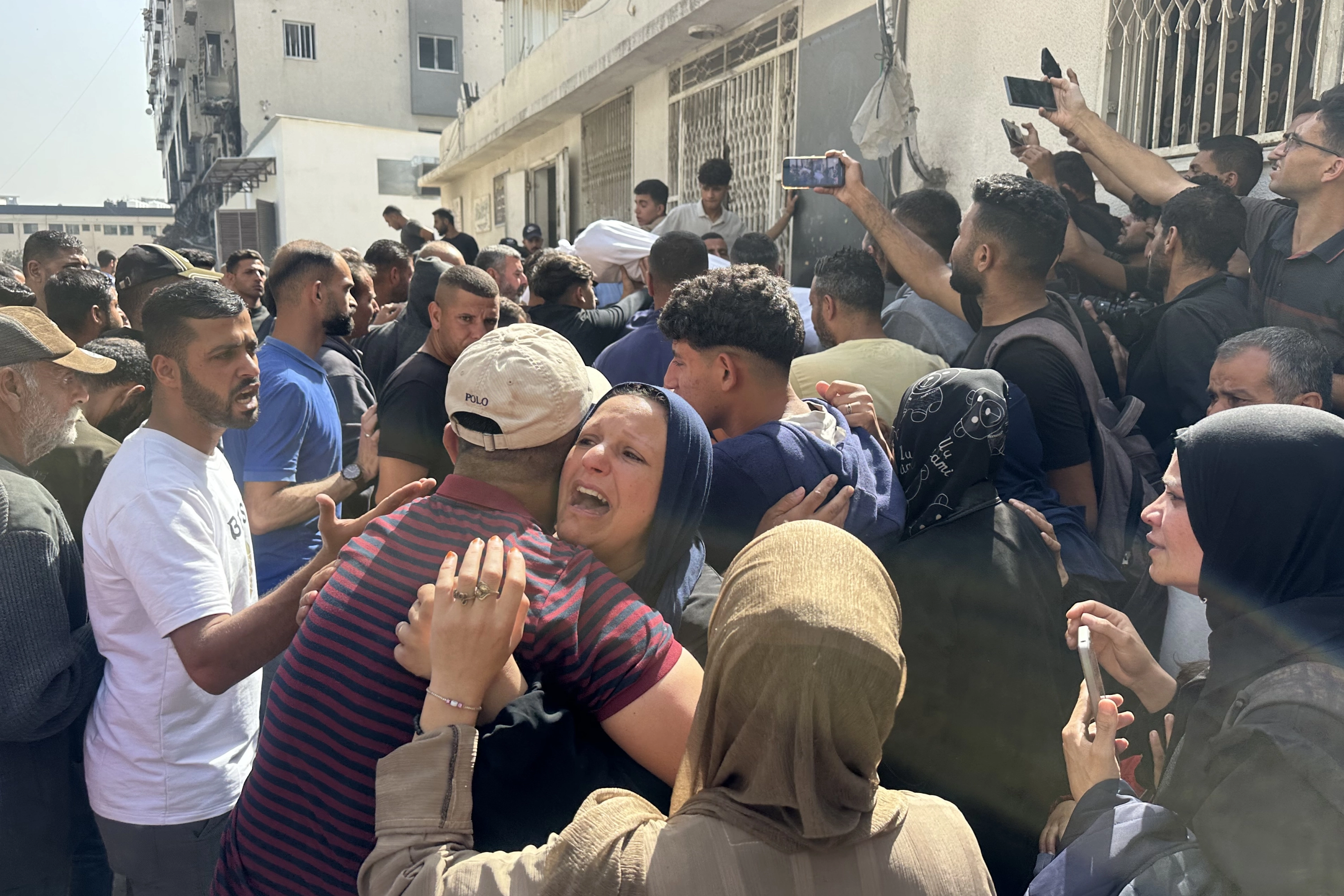 Familiares se lamentan en la morgue del Hospital al Shifa, después de que al menos 31 palestinos murieran durante la madrugada de este lunes en el bombardeo israelí de una escuela, donde se refugiaban personas desplazas, en la norteña ciudad de Gaza
