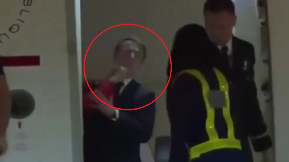 ¿Una agresión o una broma? Las cámaras de televisión grabaron una curiosa escena a la llegada del presidente francés, Emmanuel Macron, a Vietnam este domingo.