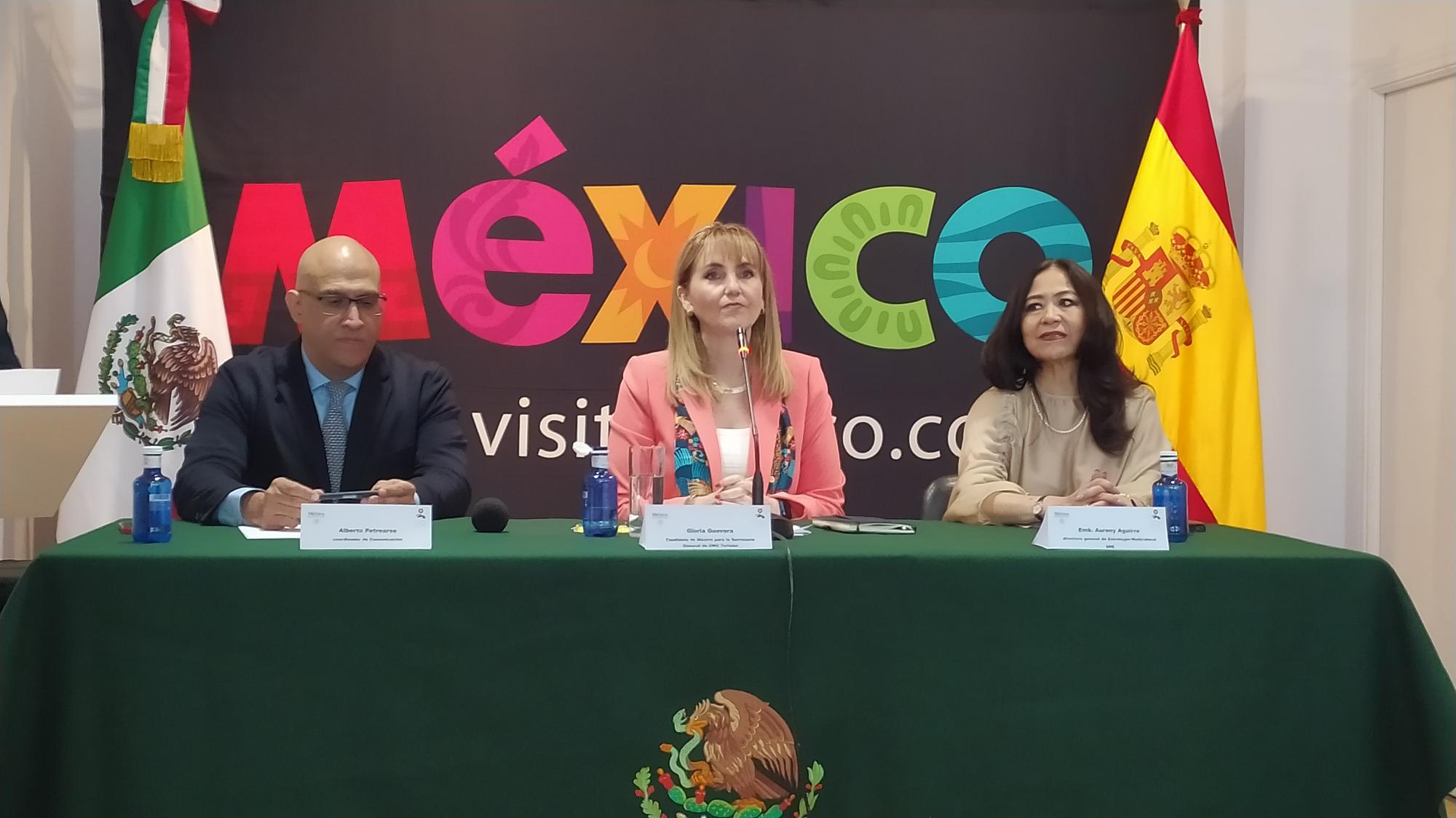 La candidata a secretaria general de ONU Turismo, Gloria Guevara Manzo (c), en rueda de prensa.