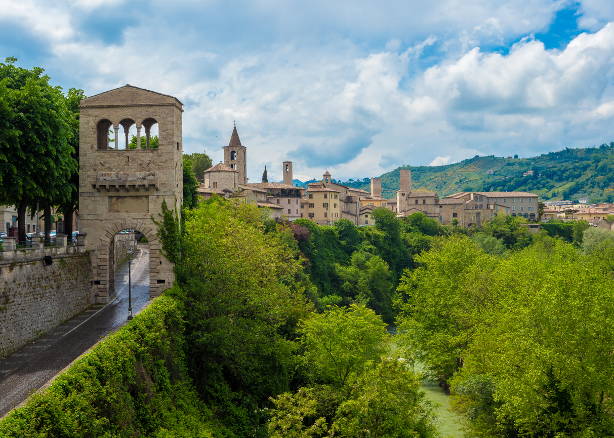 Centro histórico de la ciudad medieval de Ascoli Piceno, en Las Marcas (Italia)