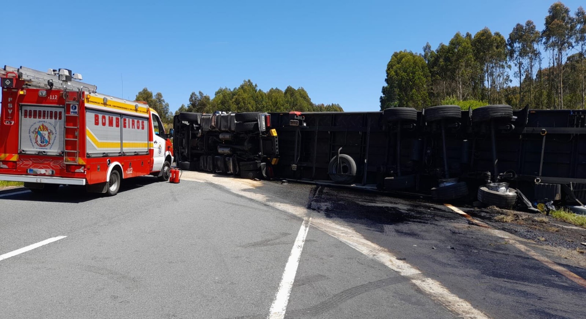 28/05/2025 Retenciones en la A-6, en Aranga (A Coruña), al volcar un camión que transportaba 40 toneladas de cerveza. Un camión que transportaba 40 toneladas de cerveza ha volcado en la tarde de este miércoles en el kilómetro de 553 de la autovía A-6, en Aranga. El conductor, que fue auxiliado por varios particulares en el punto, ha sido trasladado al Complexo Hospitalario Universitario de A Coruña (CHUAC). SOCIEDAD ESPAÑA EUROPA GALICIA AUTONOMÍAS CONSORCIO BOMBEROS