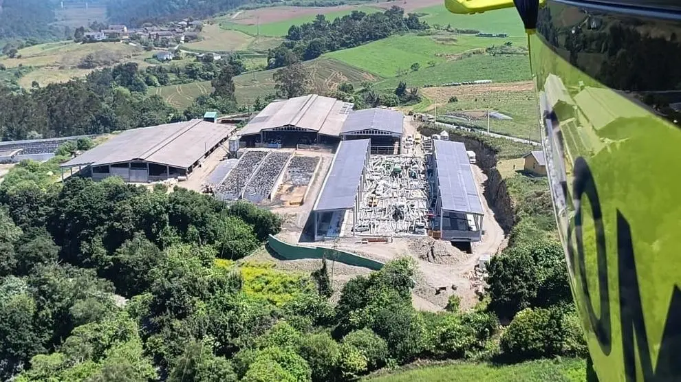 El accidente ha tenido lugar en una de las empresas más importantes de Coaña, la Casa Cancello.