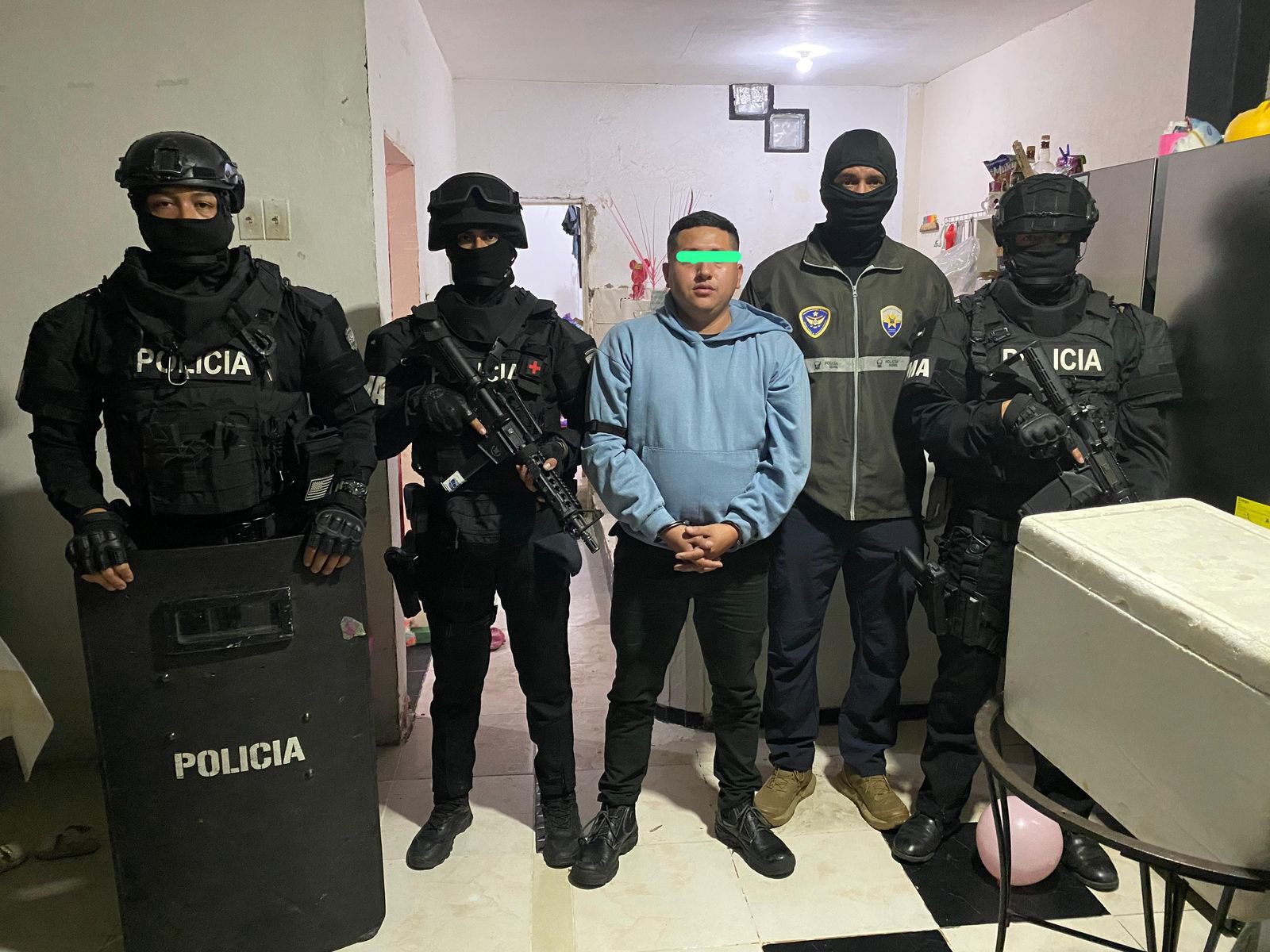 Policía Nacional de Ecuador con uno de los detenidos.