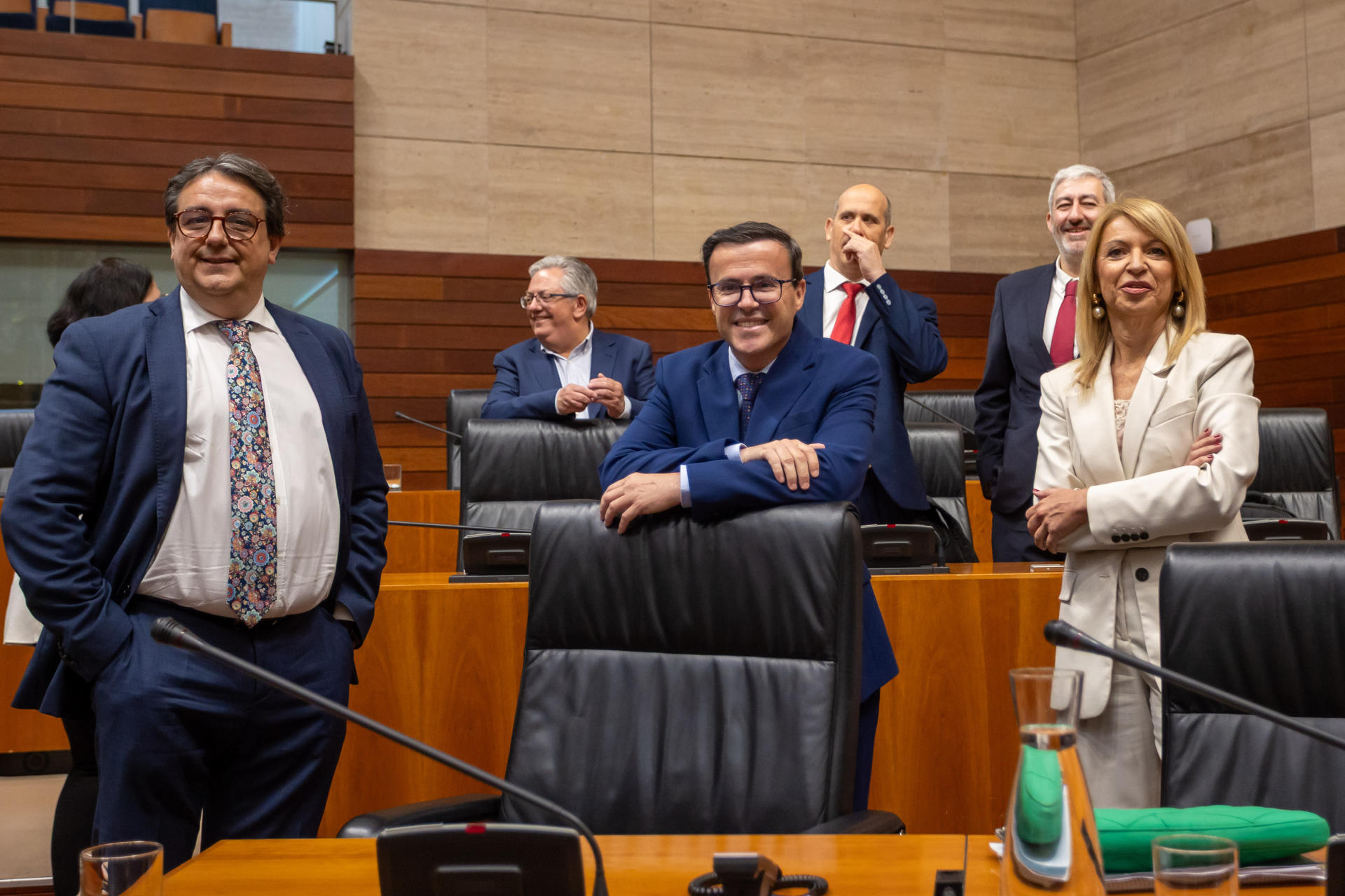 Miguel Angel Gallardo (c), se estrena como diputado en la Asamblea de Extremadura.