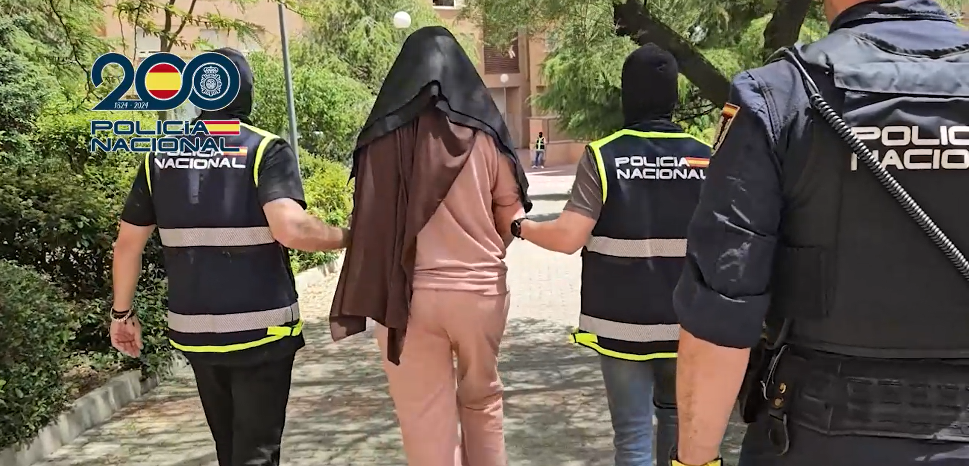 Agentes de la Policía Nacional detienen a las presuntas responsables.