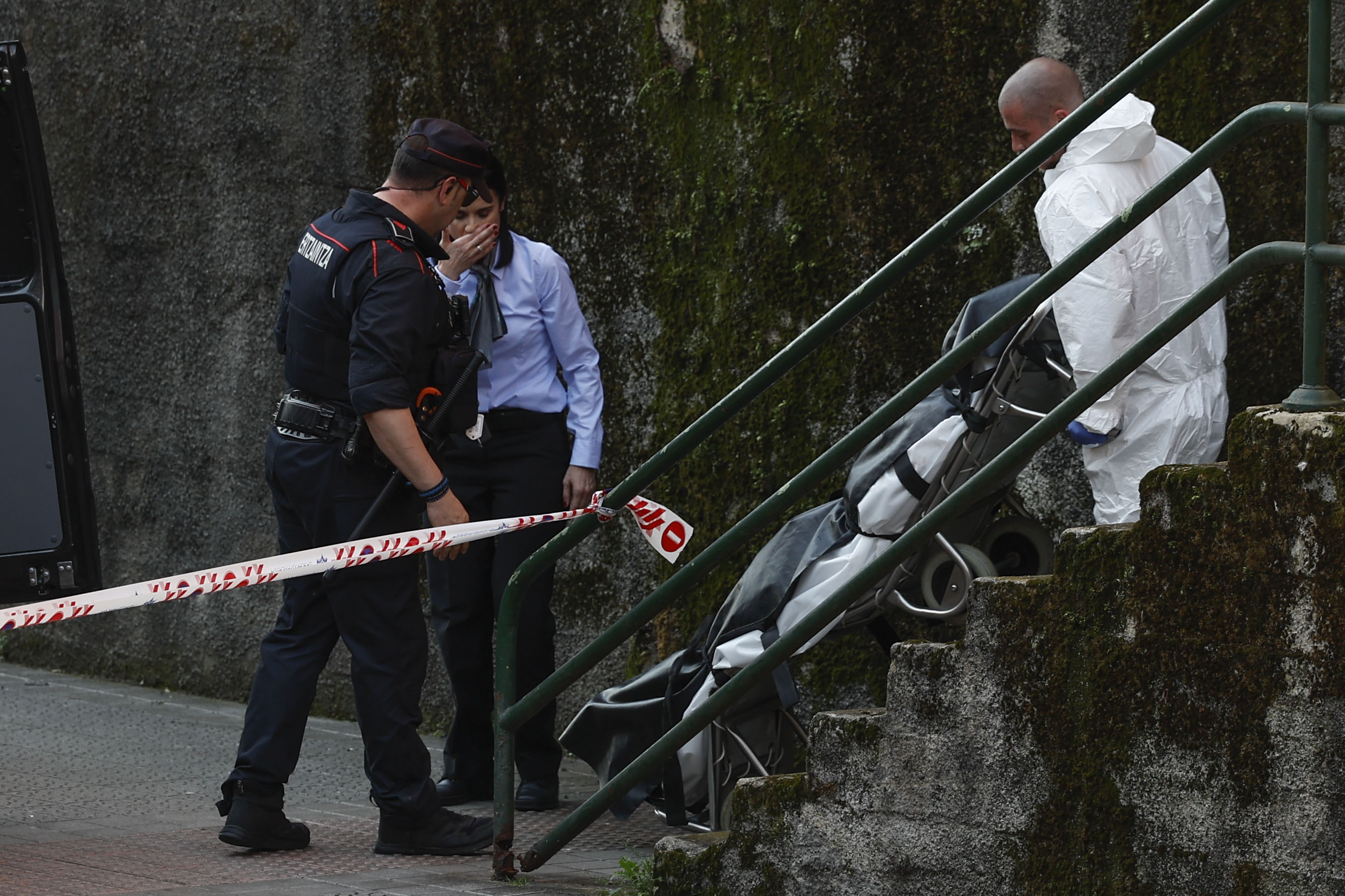 Qué se sabe del cruel asesinato de una niña de 13 años por su padre en Bilbao: la madre logró huir malherida y avisó a la Policía.