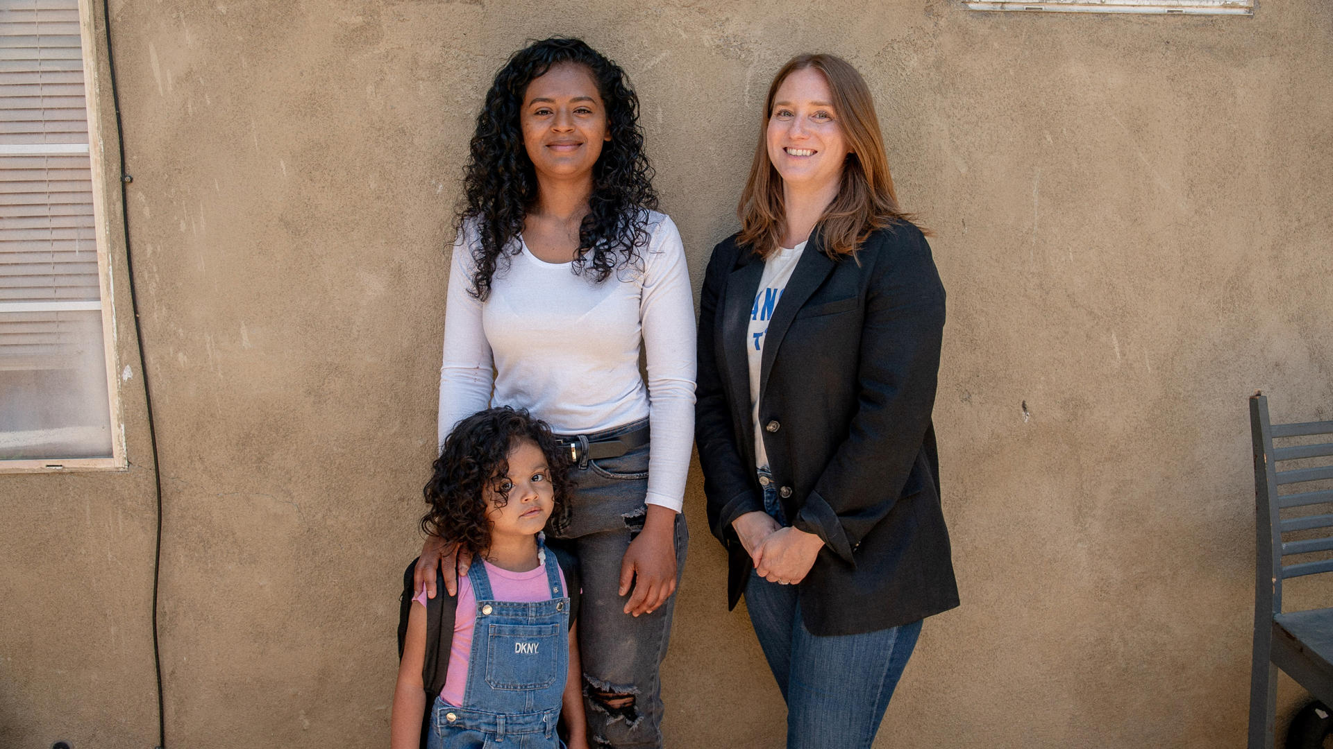 Deysi Vargas (i), su hija Sofía, que sufre del síndrome del intestino corto, y Rebecca Brown (d), abogada del Proyecto de Derechos de los Inmigrantes de Public Counsel.