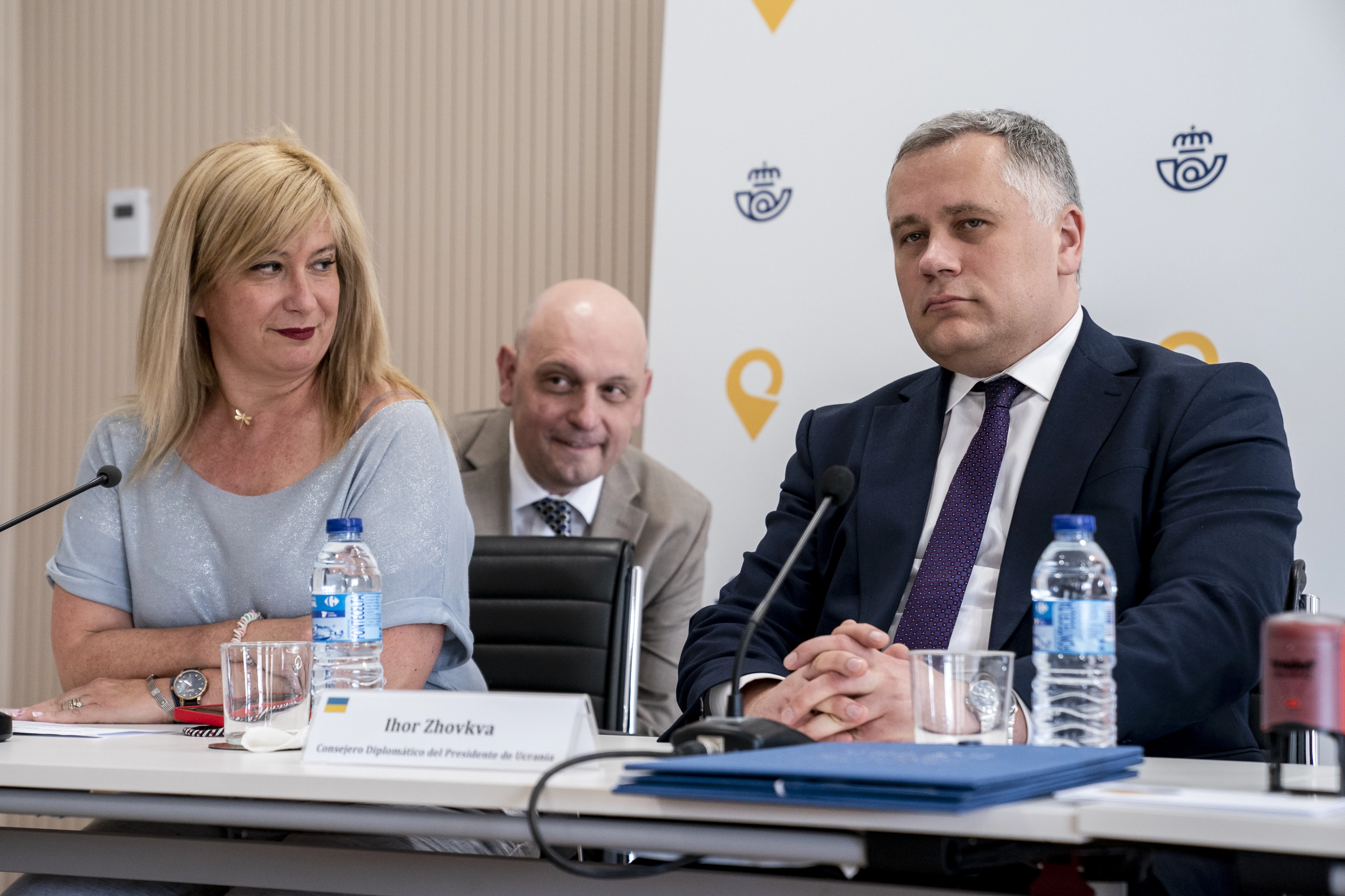 No então diretor de relações institucionais e figurado, Leer Duz Castro (1I) e o presidente da Ucrânia, Igor Zhovka, em 2022.