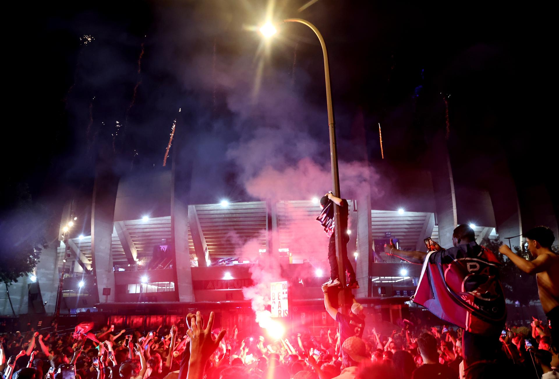 Aficionados del PSG celebran la victoria del equipo en la final de Champions en el Parque de los Príncipes.