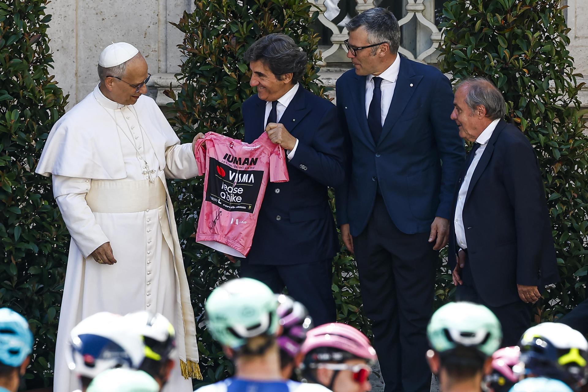 El Papa León XIV recibe la maglia rosa en el Giro de Italia.