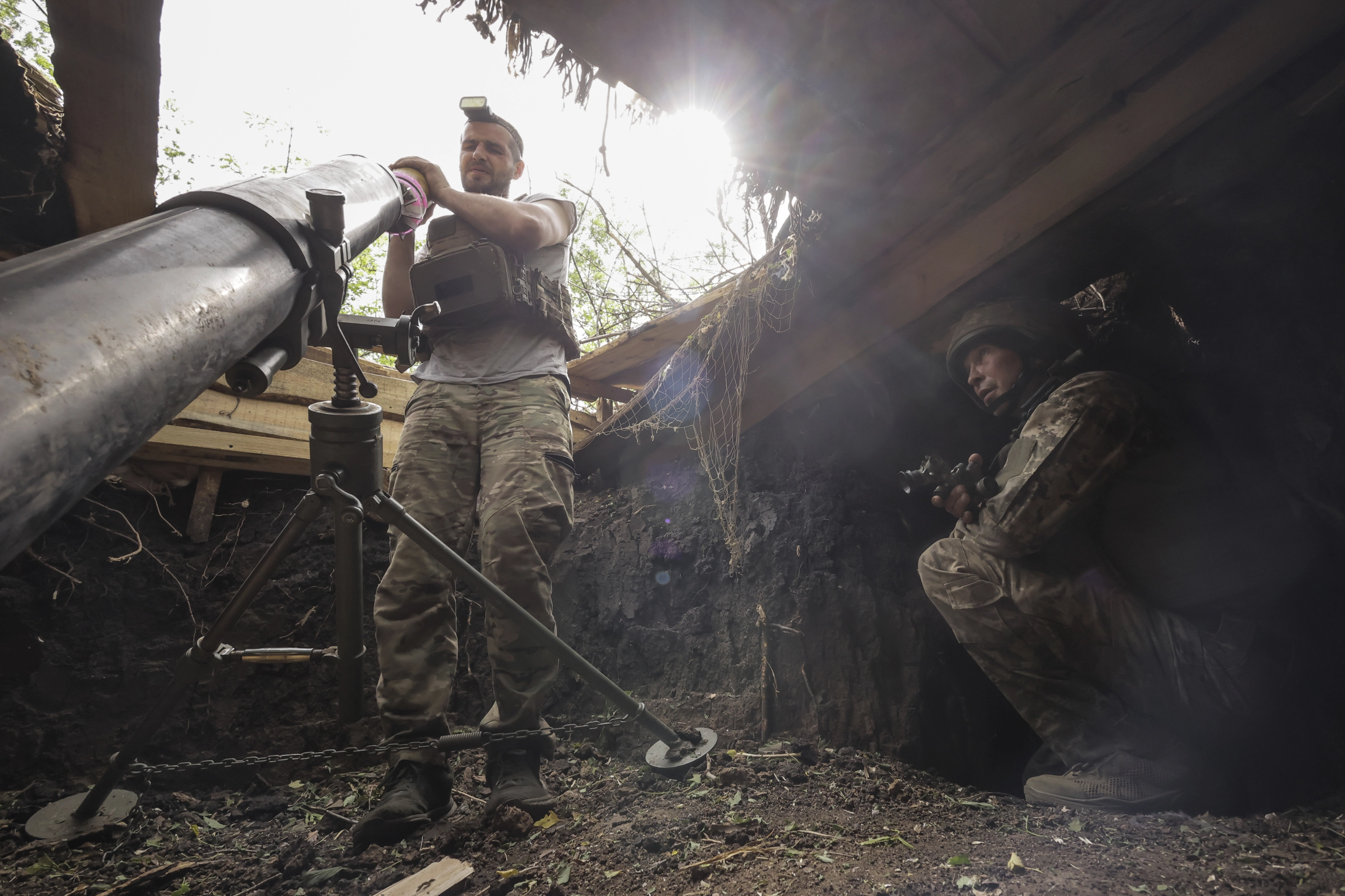 Unided Dispara un mortero hacia posicionas del ejército ruso en donetsk, Ucrania.